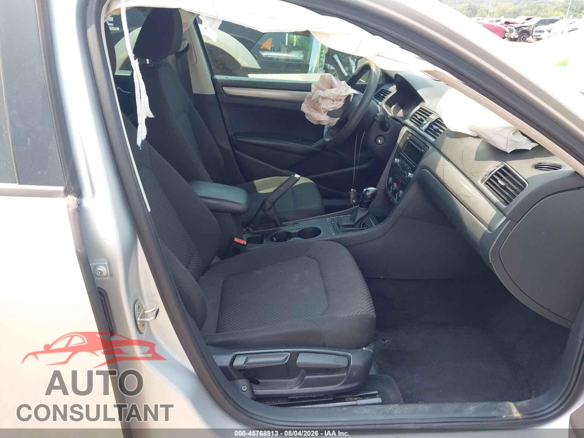 VOLKSWAGEN PASSAT 2015 - 1VWAT7A32FC014726
