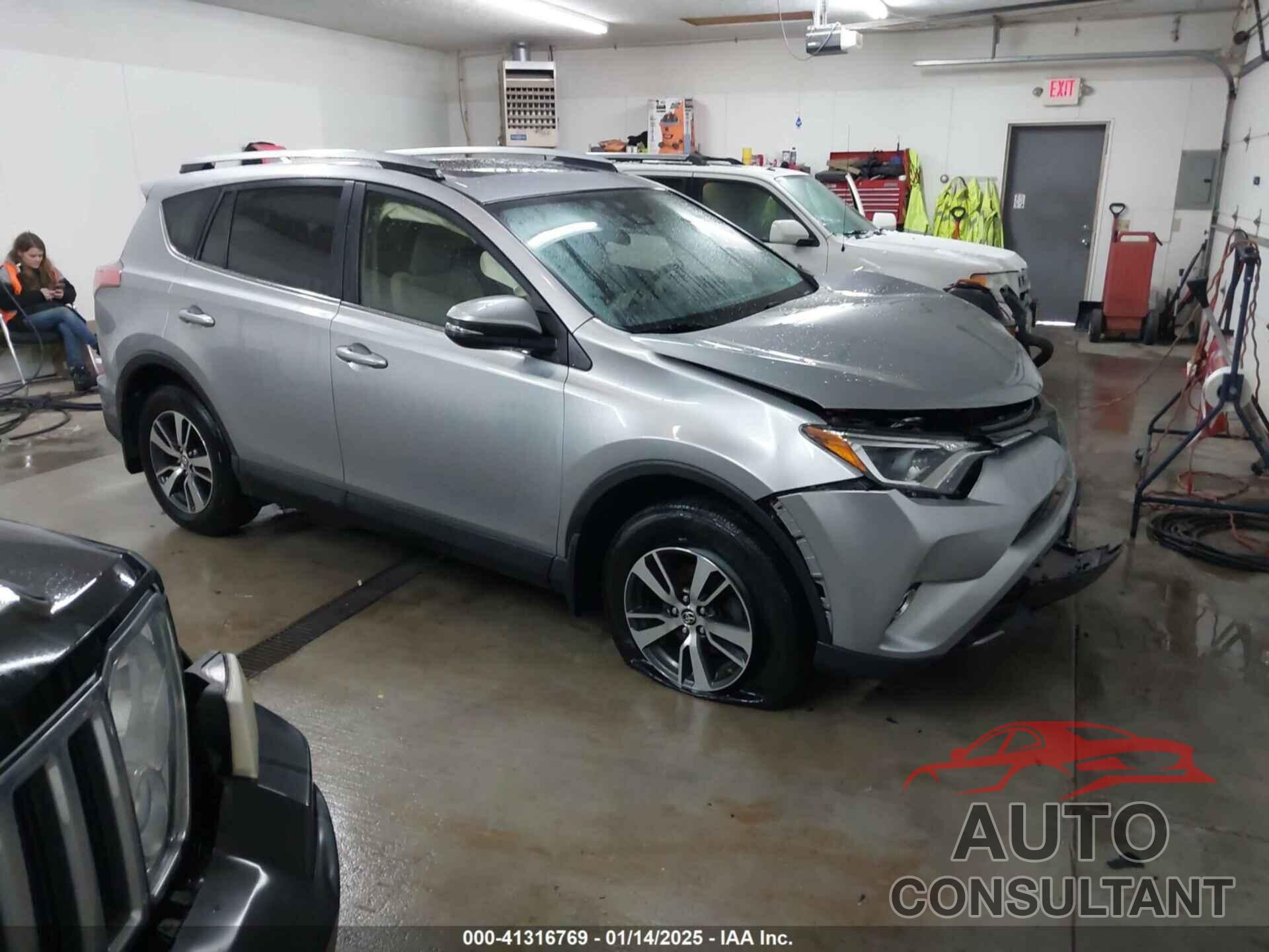 TOYOTA RAV4 2018 - JTMRFREV0JJ205313