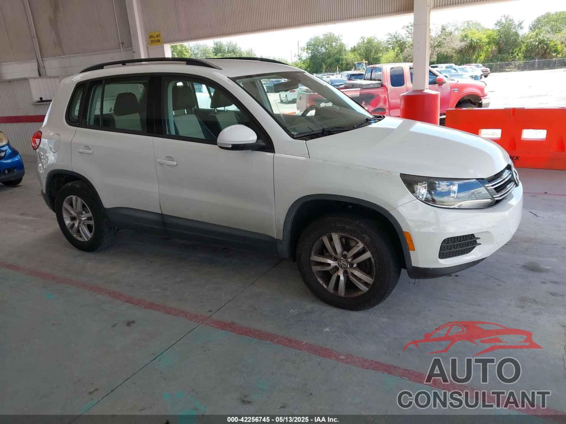 VOLKSWAGEN TIGUAN 2017 - WVGAV7AX8HK028540