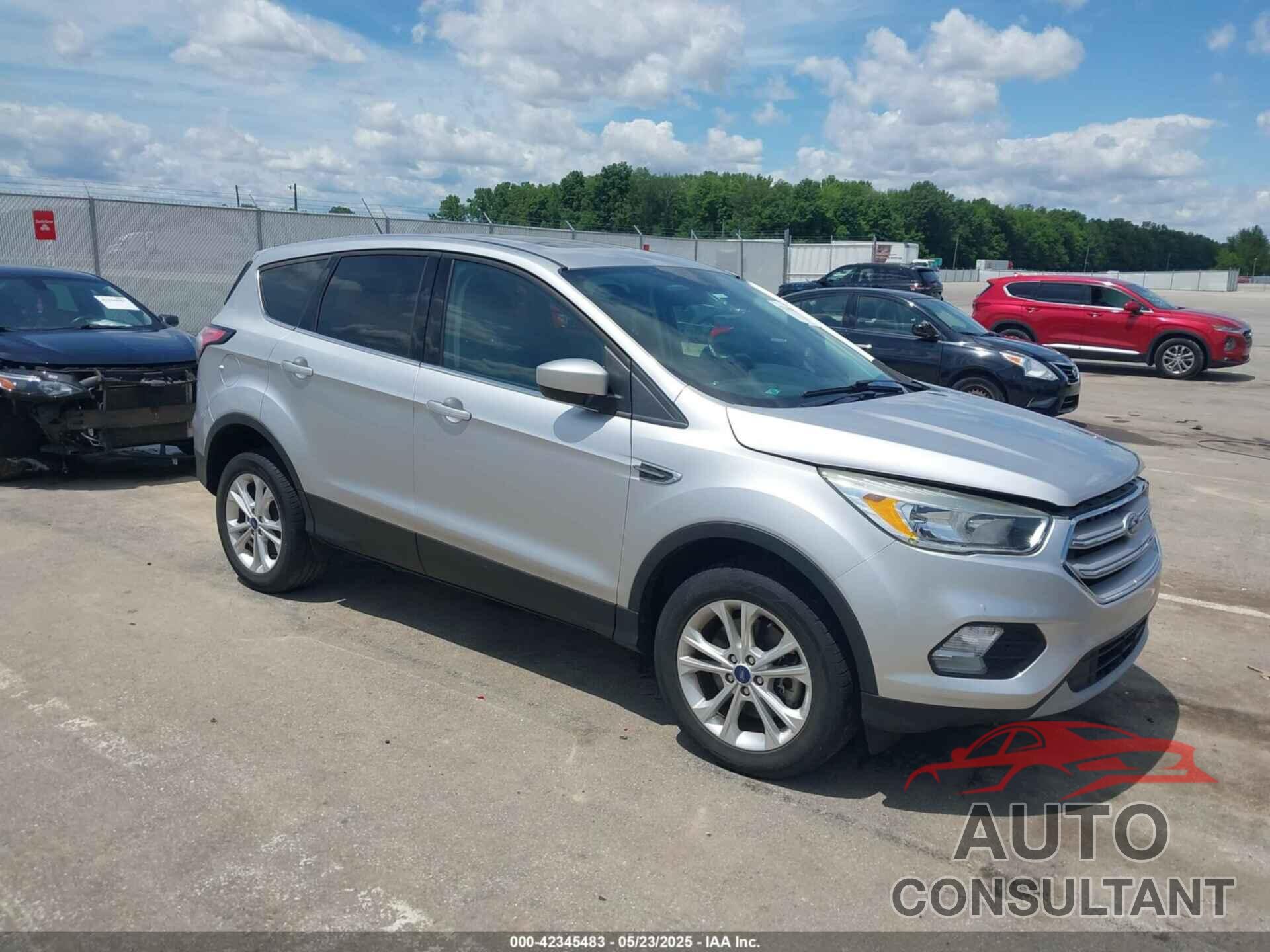 FORD ESCAPE 2017 - 1FMCU9G92HUC22002