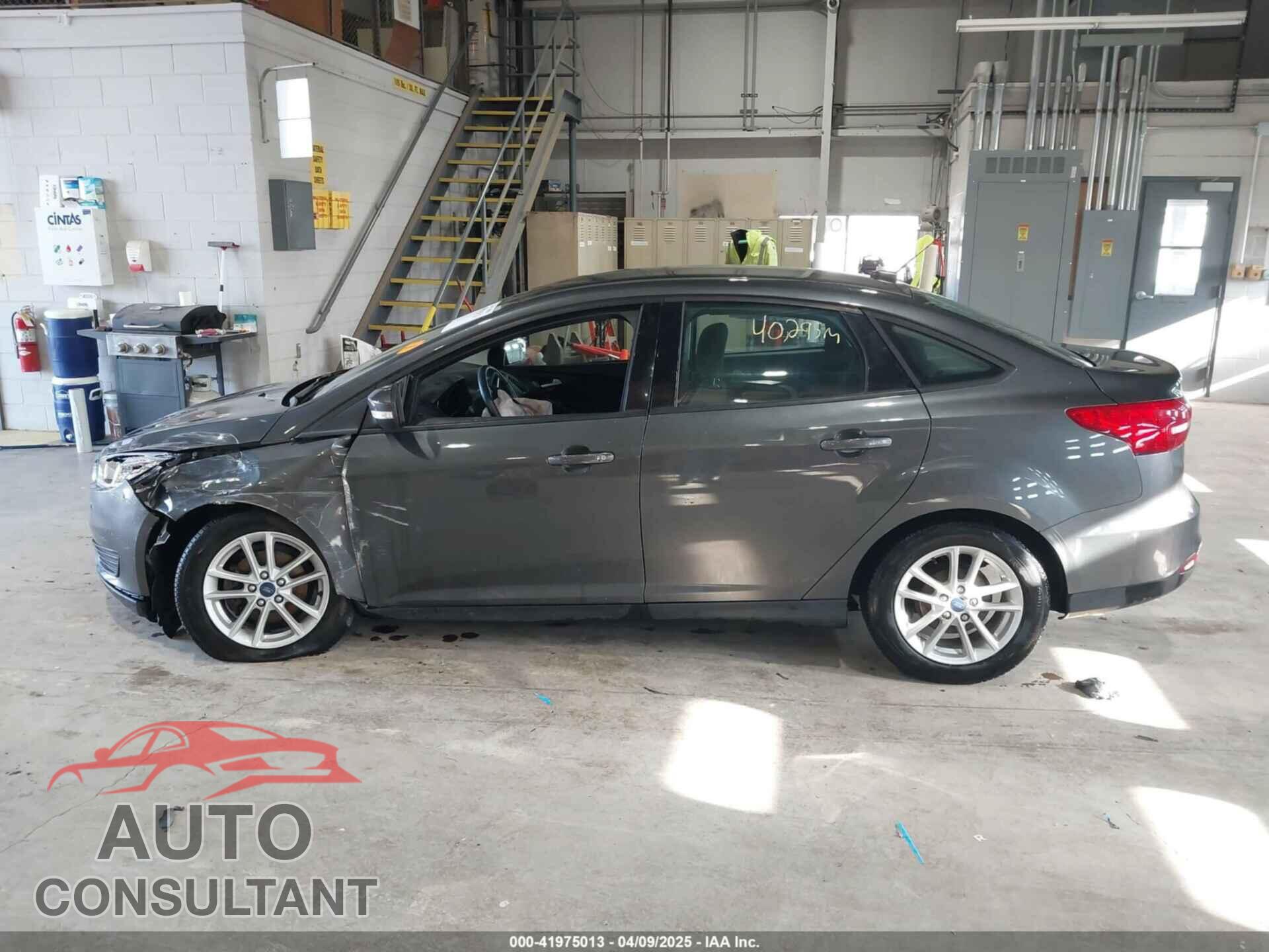 FORD FOCUS 2017 - 1FADP3F29HL220440