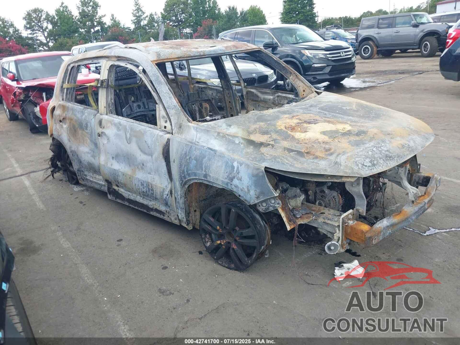 VOLKSWAGEN TIGUAN 2015 - WVGAV7AXXFW535672
