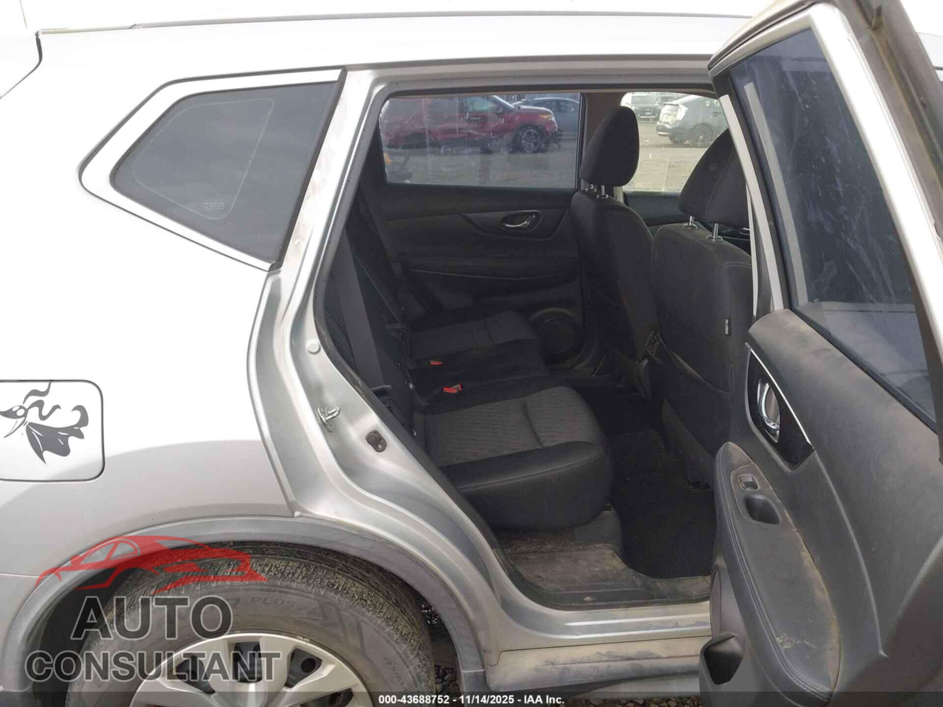 NISSAN ROGUE 2018 - KNMAT2MTXJP590325