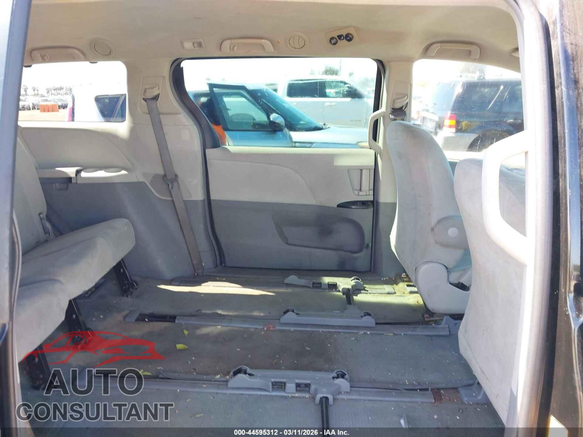 TOYOTA SIENNA 2011 - 5TDZK3DCXBS172141