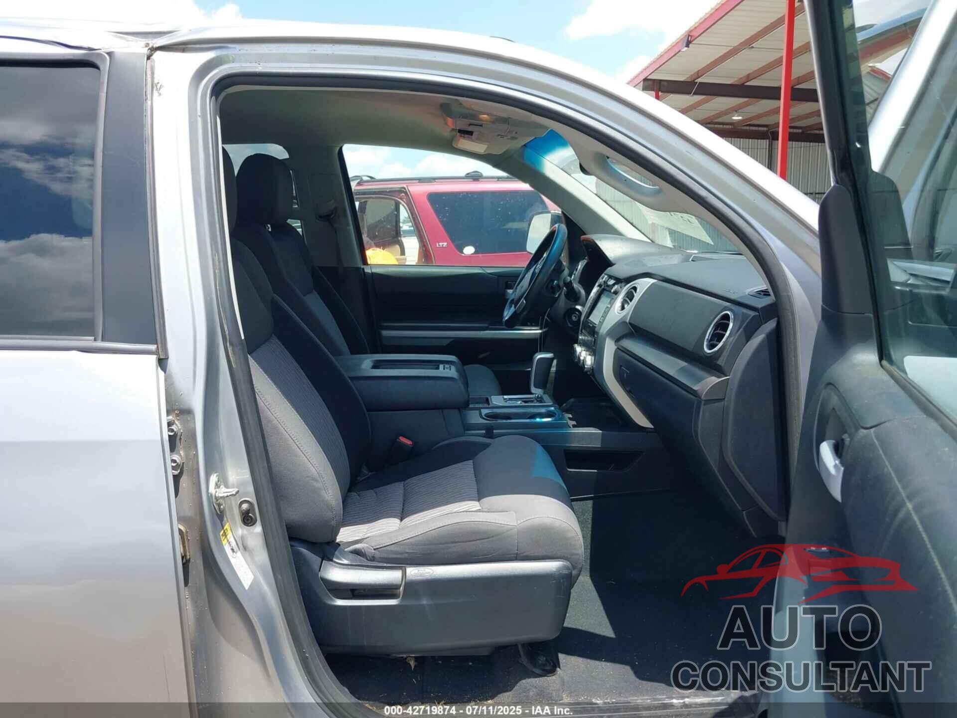 TOYOTA TUNDRA 2017 - 5TFDW5F17HX584574