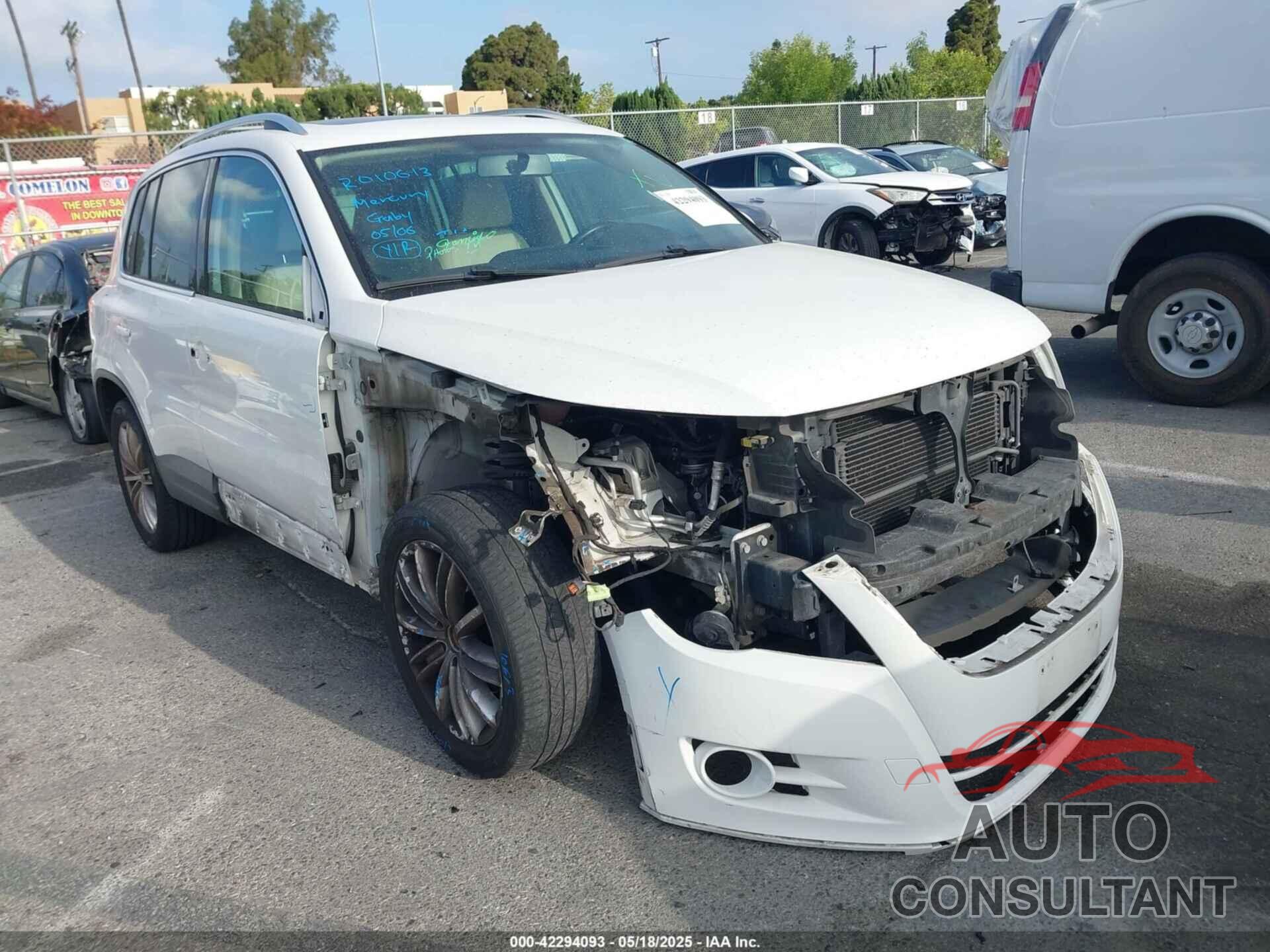 VOLKSWAGEN TIGUAN 2011 - WVGBV7AX2BW512188