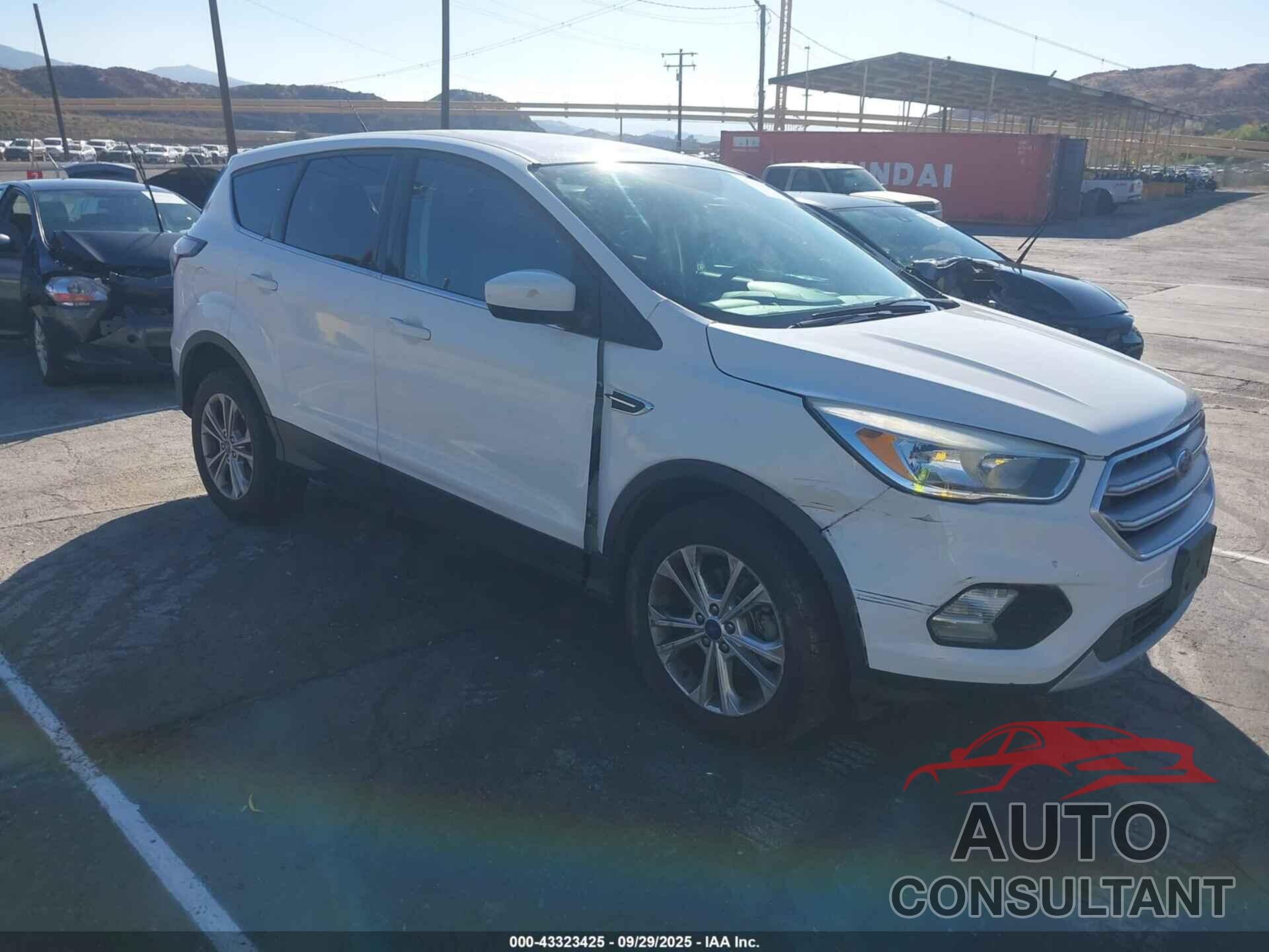 FORD ESCAPE 2017 - 1FMCU0GD4HUC80077