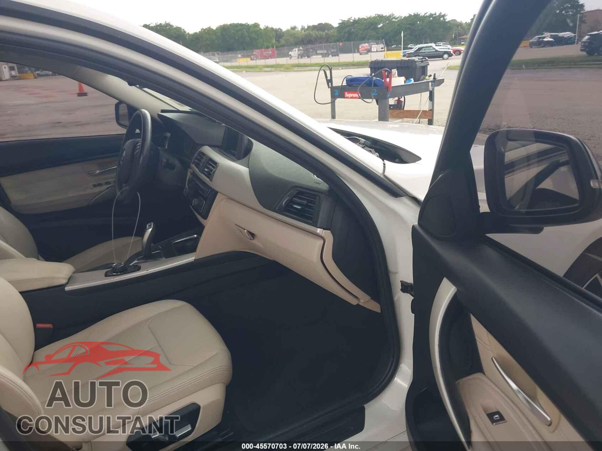 BMW 320I 2016 - WBA8E1G54GNU11374