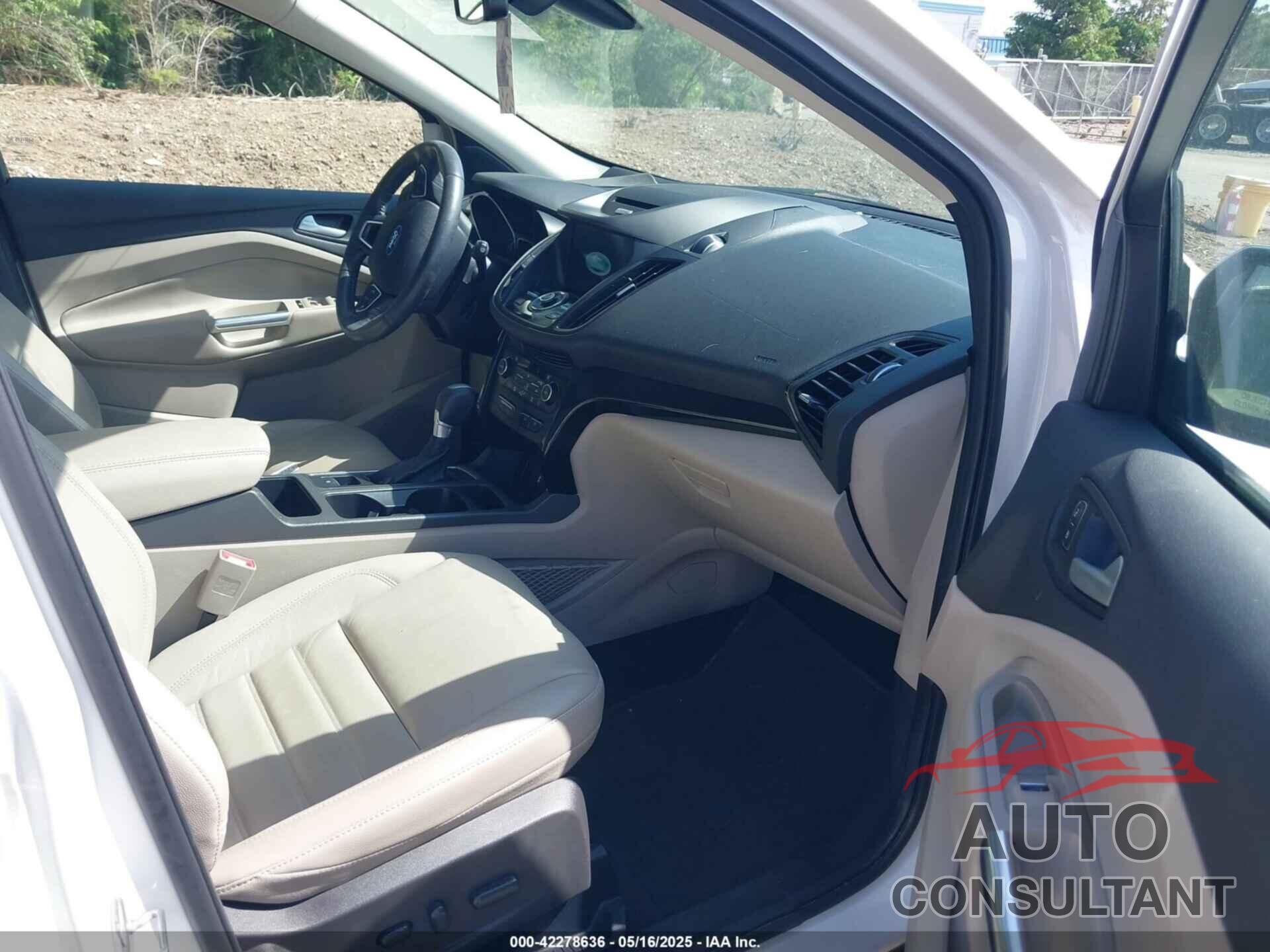 FORD ESCAPE 2017 - 1FMCU0J93HUA48123