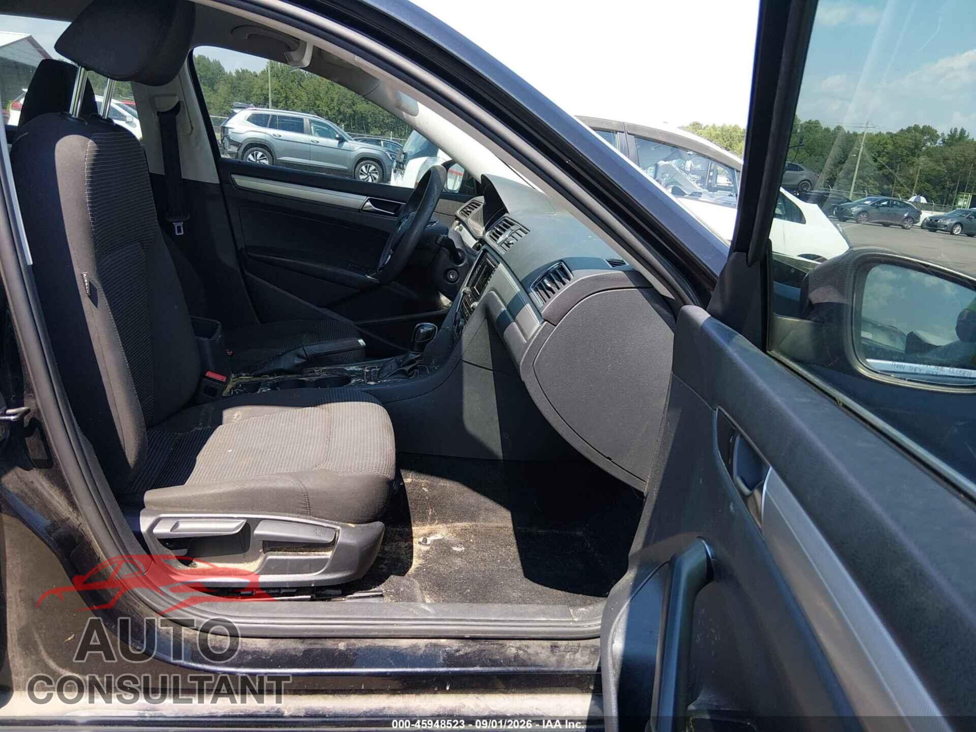 VOLKSWAGEN PASSAT 2017 - 1VWAT7A36HC077332