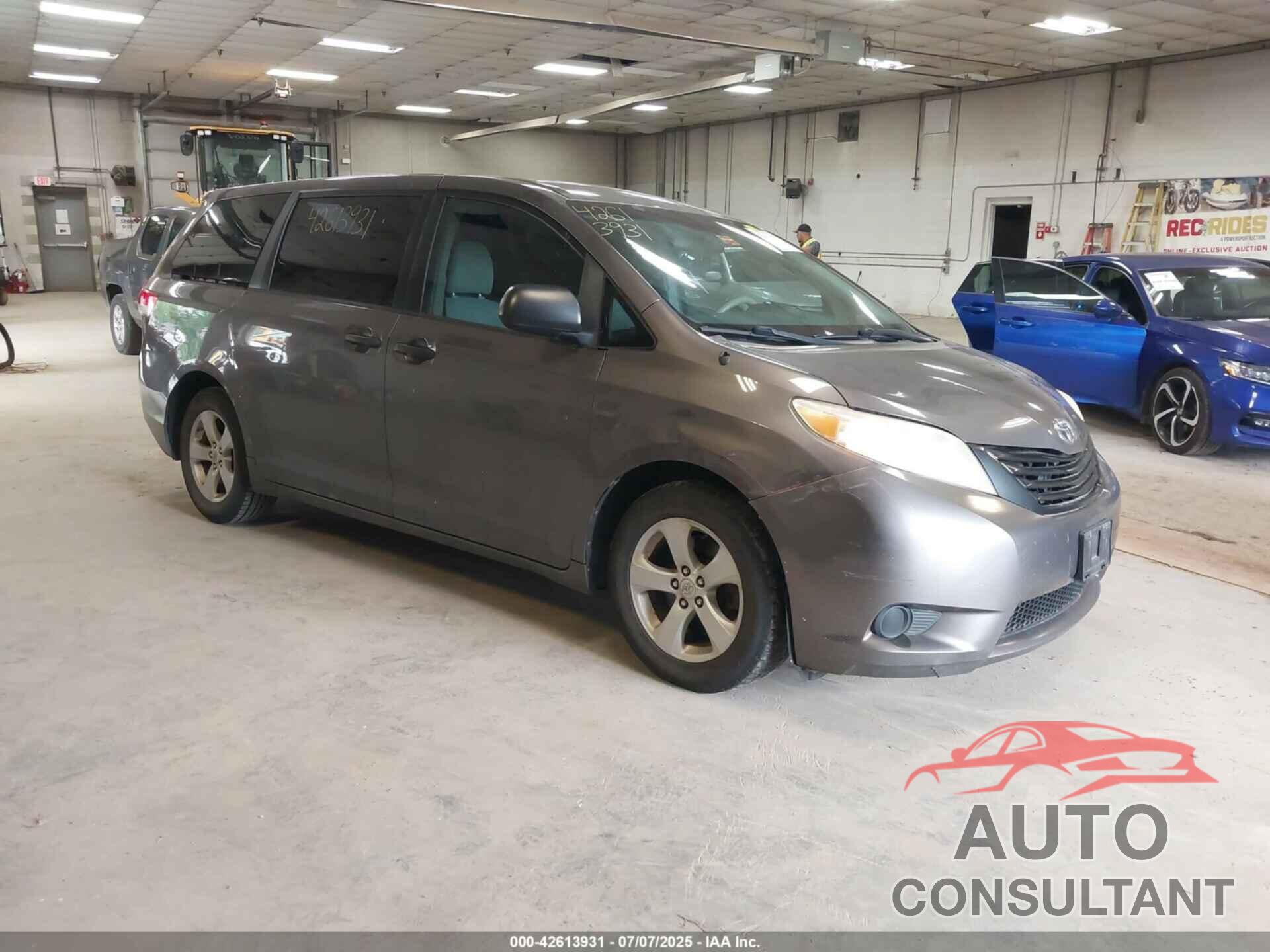 TOYOTA SIENNA 2011 - 5TDZK3DC8BS165043