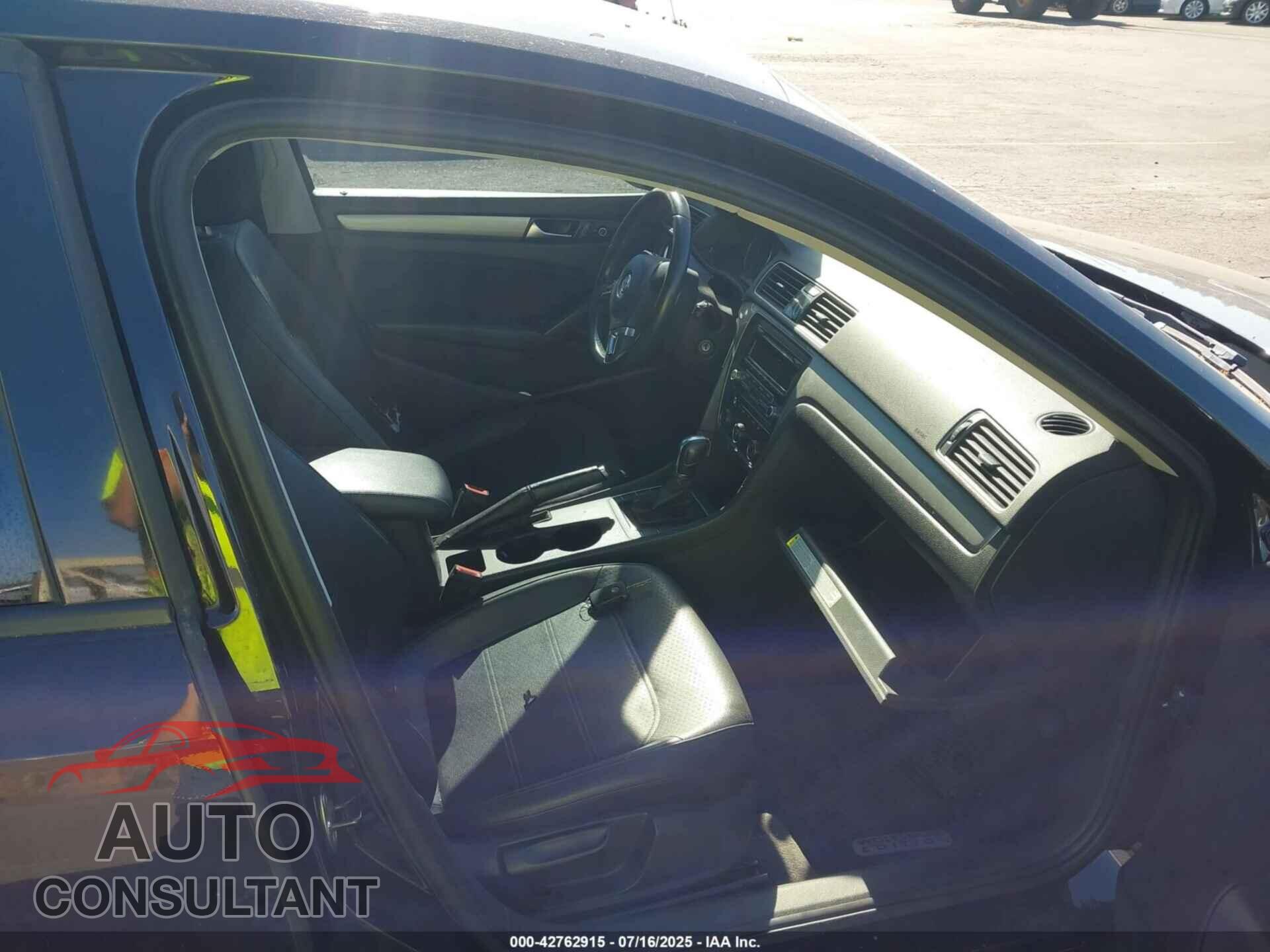 VOLKSWAGEN PASSAT 2014 - 1VWAT7A33EC028875