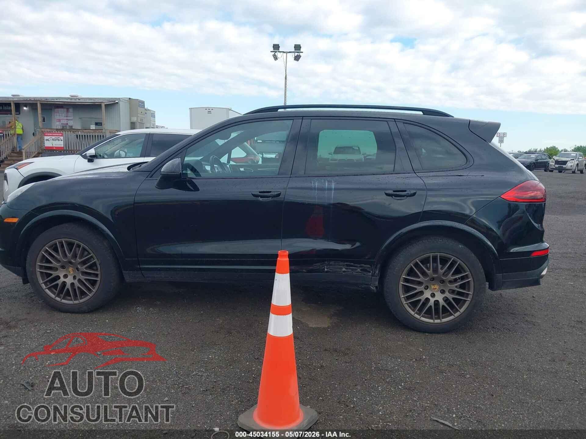 PORSCHE CAYENNE 2017 - WP1AA2A24HKA88157