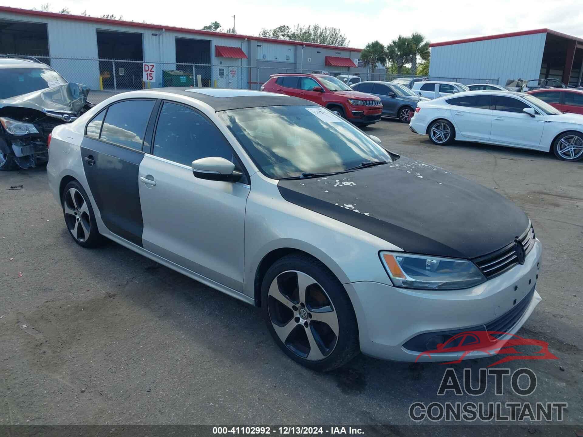 VOLKSWAGEN JETTA 2011 - 3VWLX7AJ1BM328601