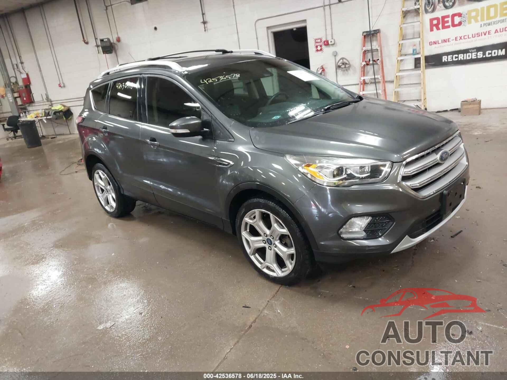 FORD ESCAPE 2017 - 1FMCU9J95HUF10735