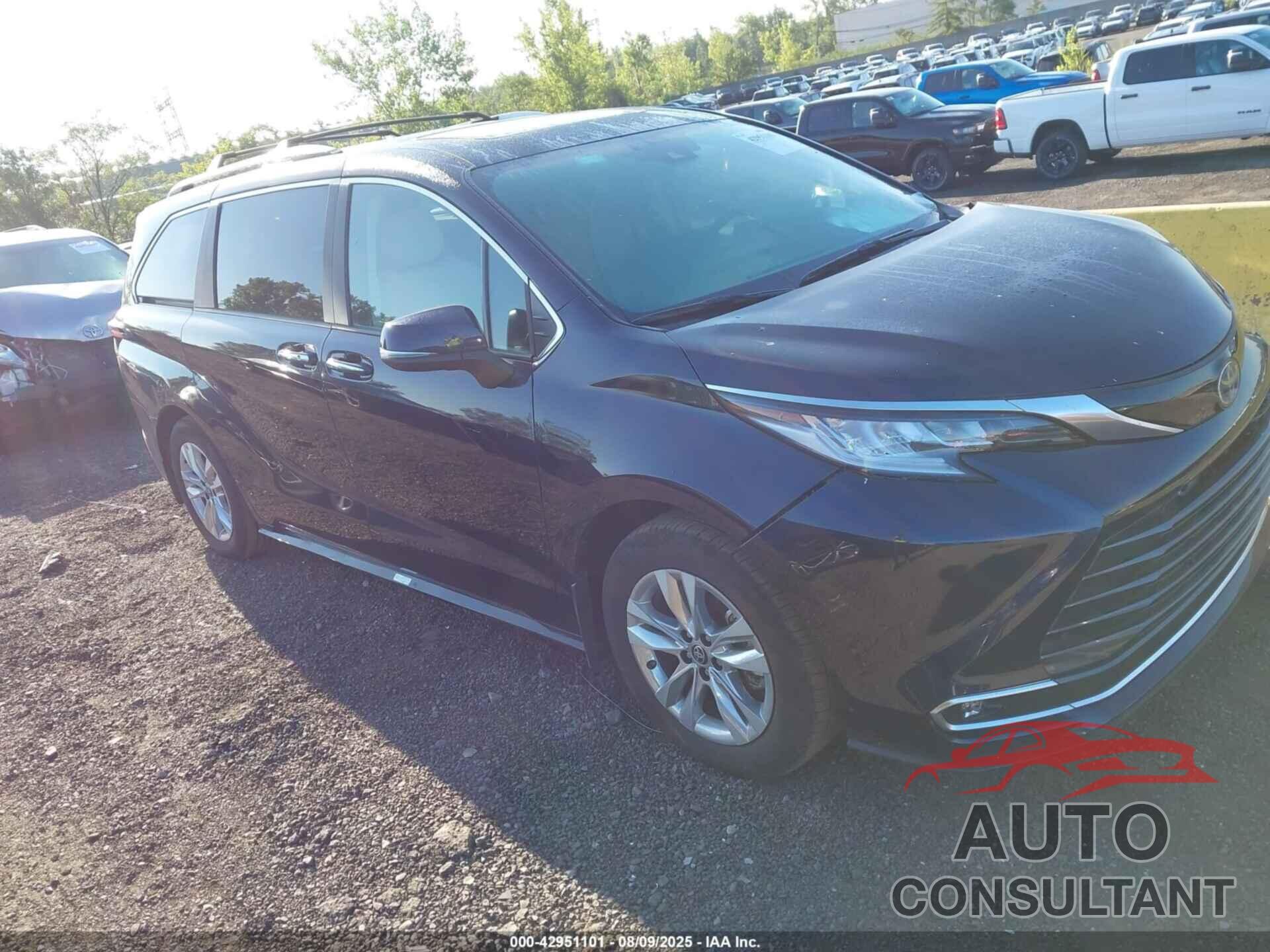 TOYOTA SIENNA 2025 - 5TDZSKFC1SS172228