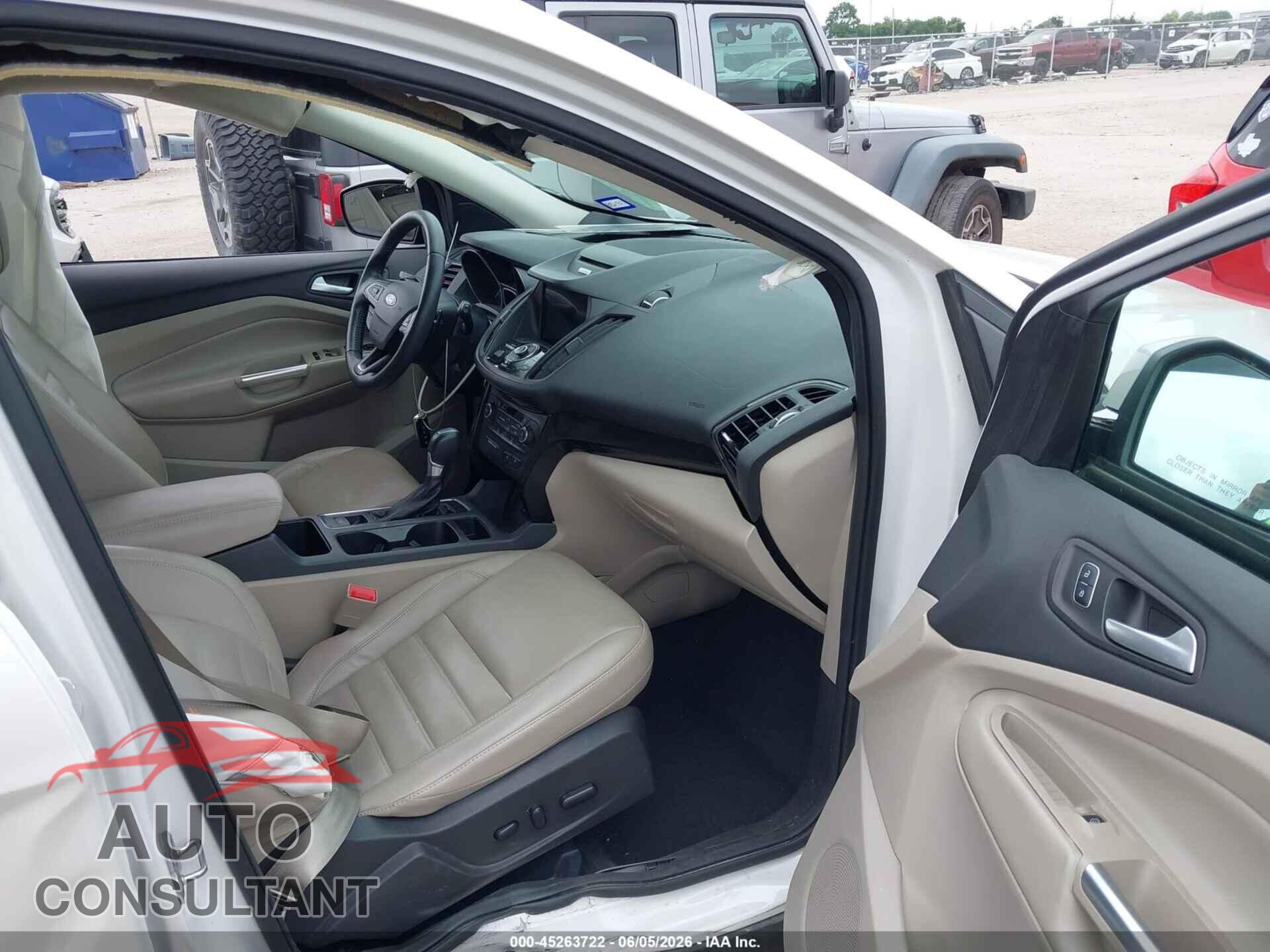 FORD ESCAPE 2017 - 1FMCU0J95HUB42942