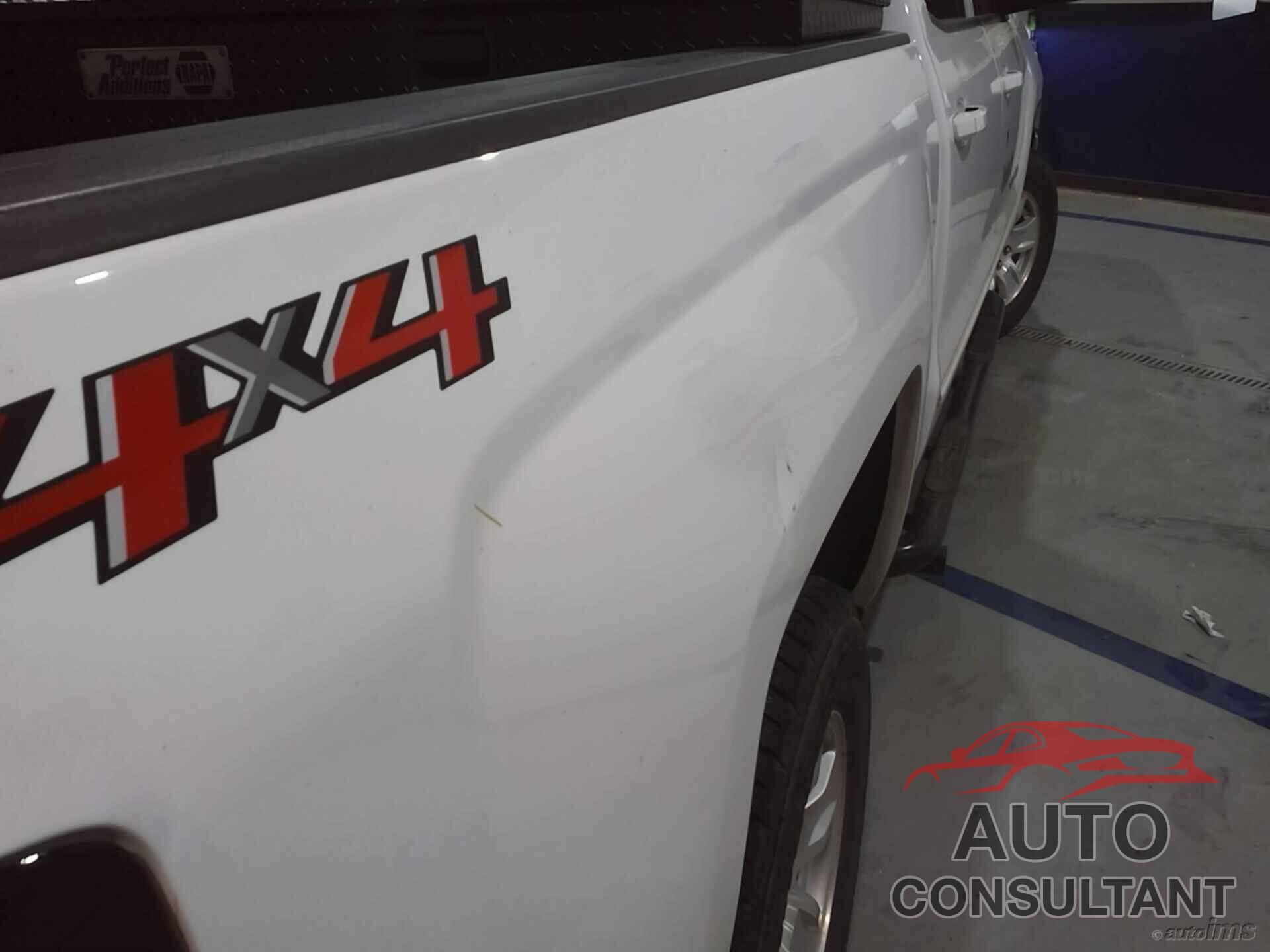 CHEVROLET SILVERADO 1500 2018 - 3GCUKREC0JG523180