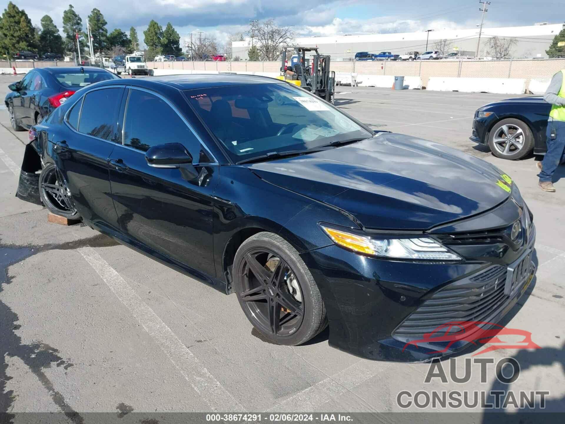 TOYOTA CAMRY 2018 - 4T1B11HK4JU008755