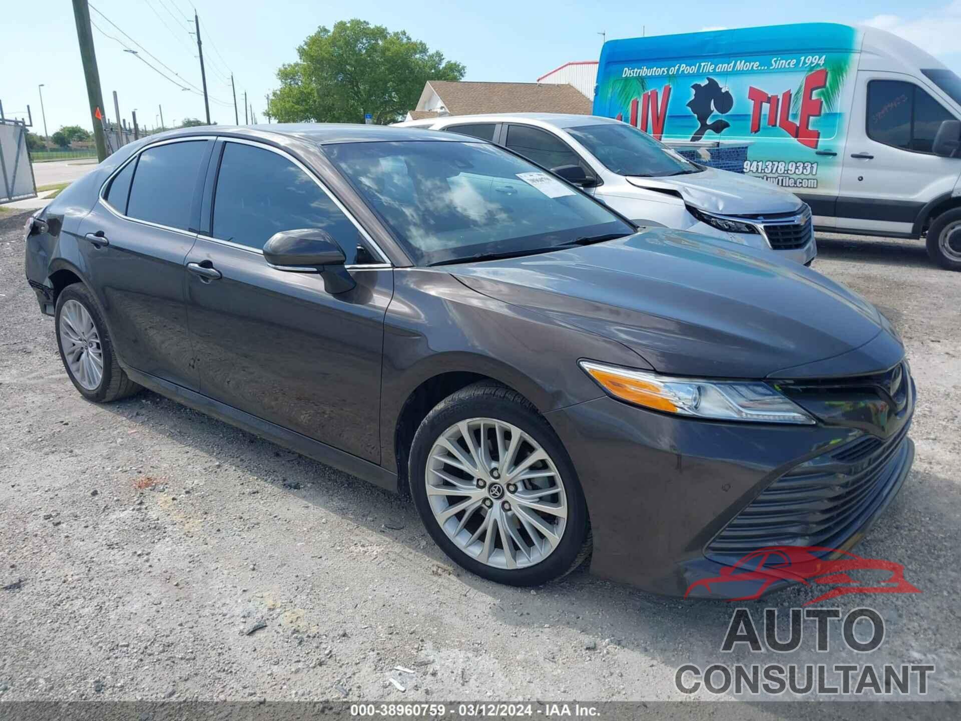 TOYOTA CAMRY 2018 - 4T1B11HK1JU144714