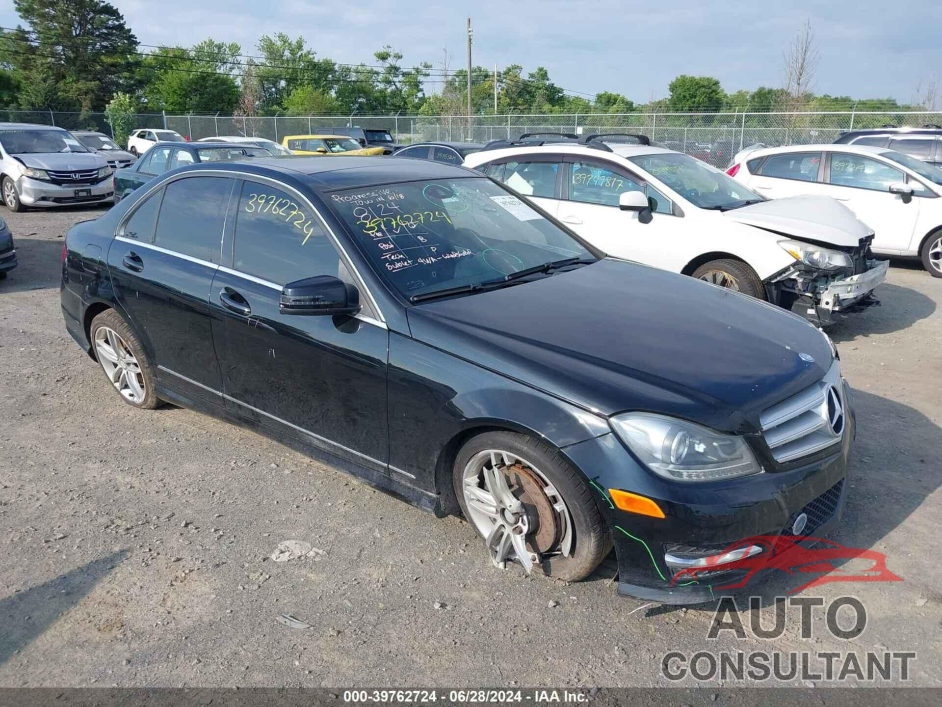 MERCEDES-BENZ C 300 2013 - WDDGF8AB3DR240341