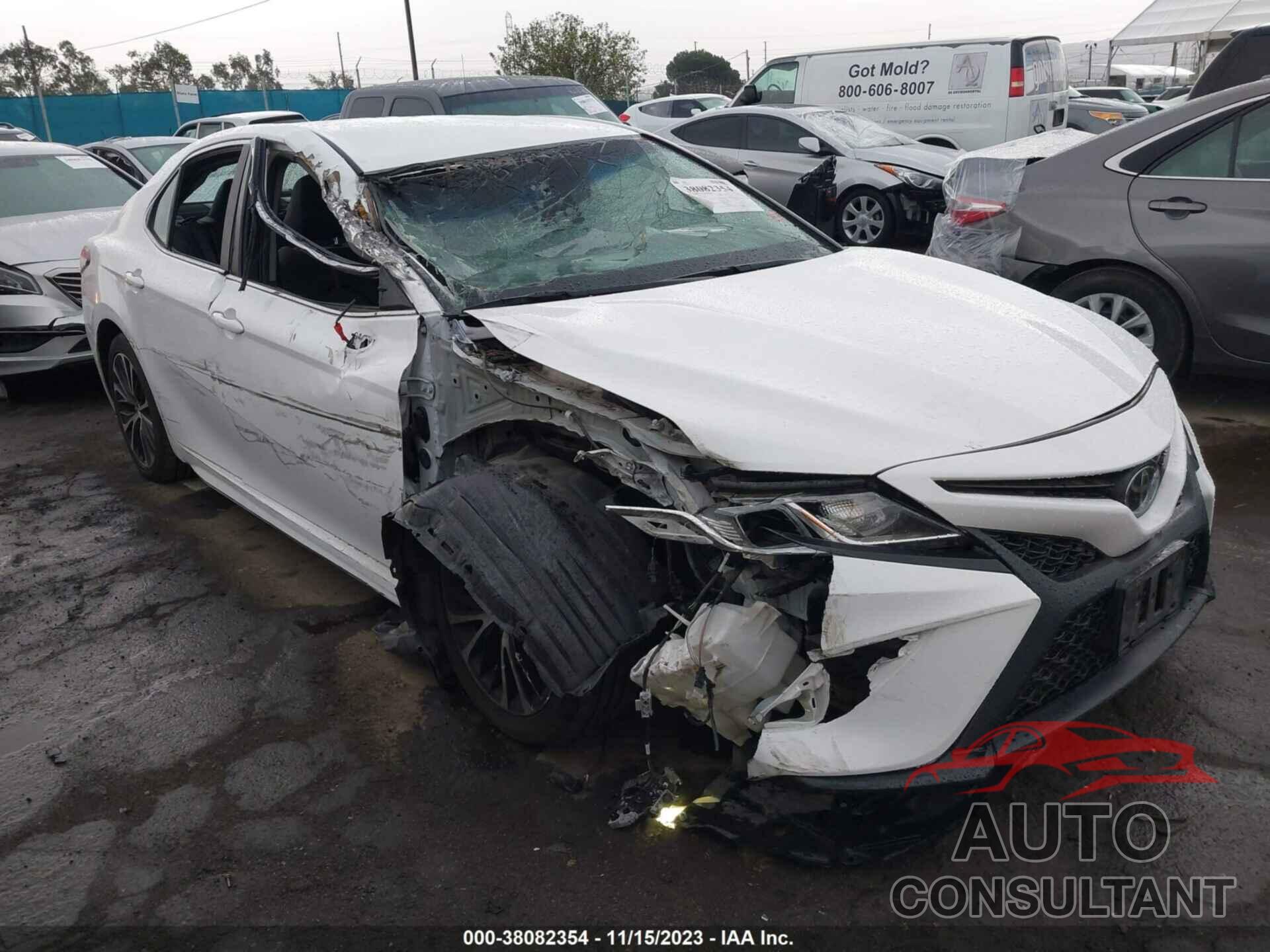 TOYOTA CAMRY 2018 - 4T1B11HK8JU523838