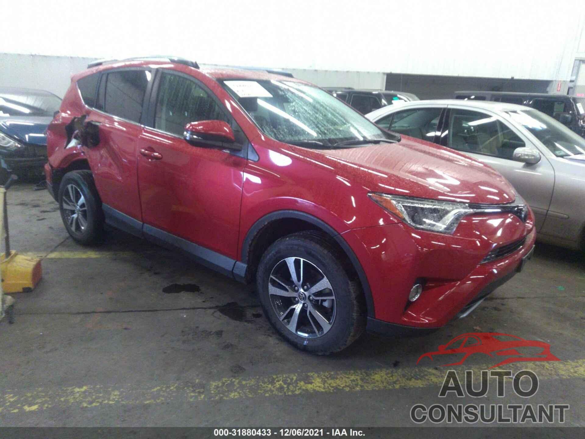 TOYOTA RAV4 2017 - JTMRFREV8HJ111335