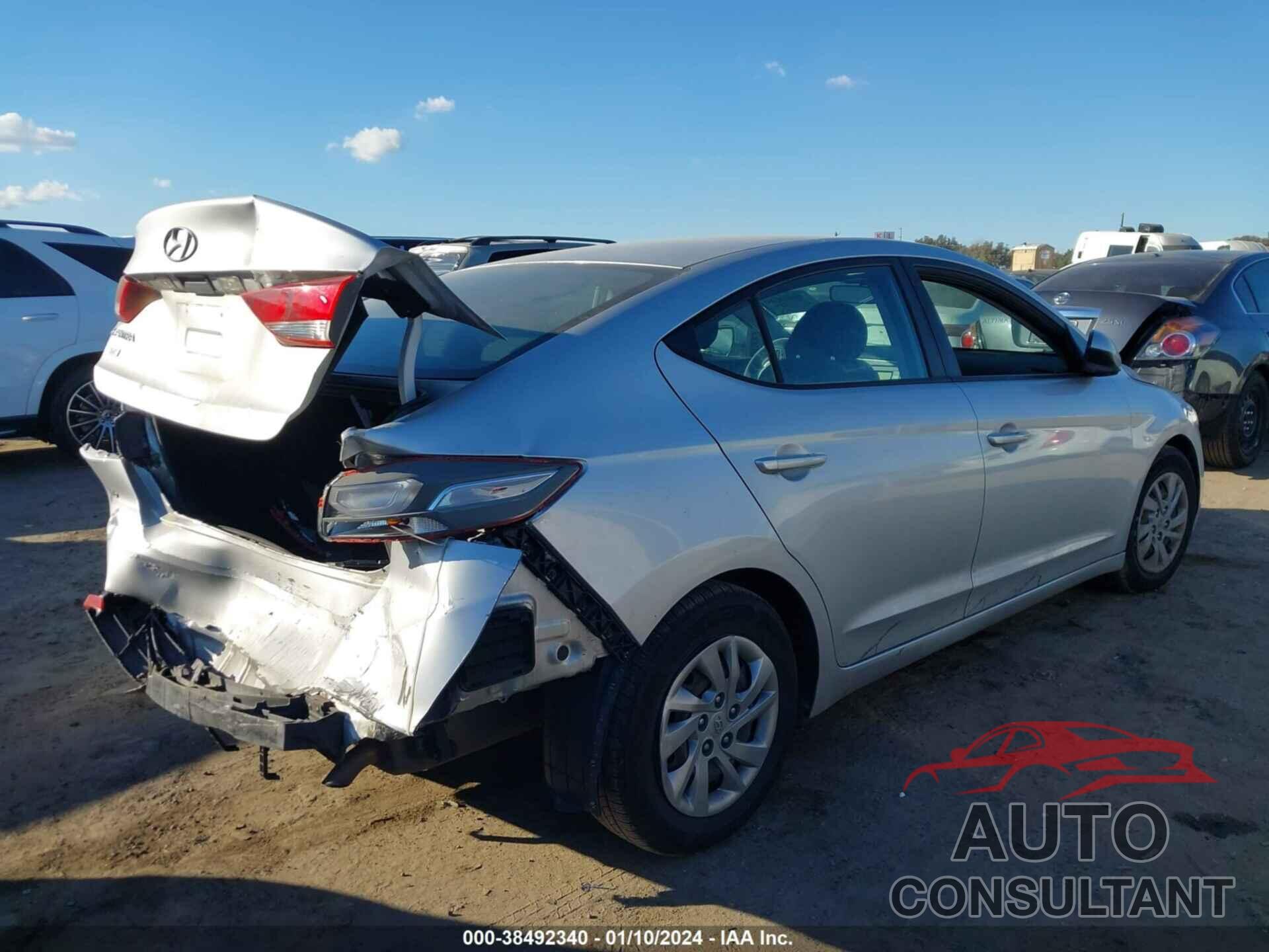 HYUNDAI ELANTRA 2018 - KMHD74LF3JU556989