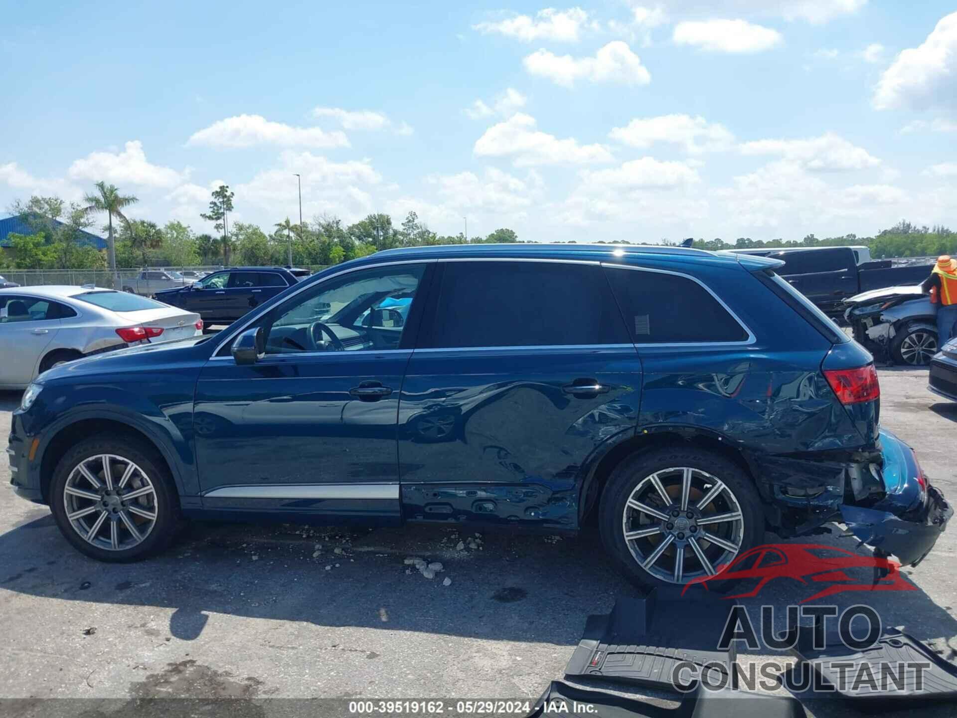 AUDI Q7 2018 - WA1LHAF7XJD022219