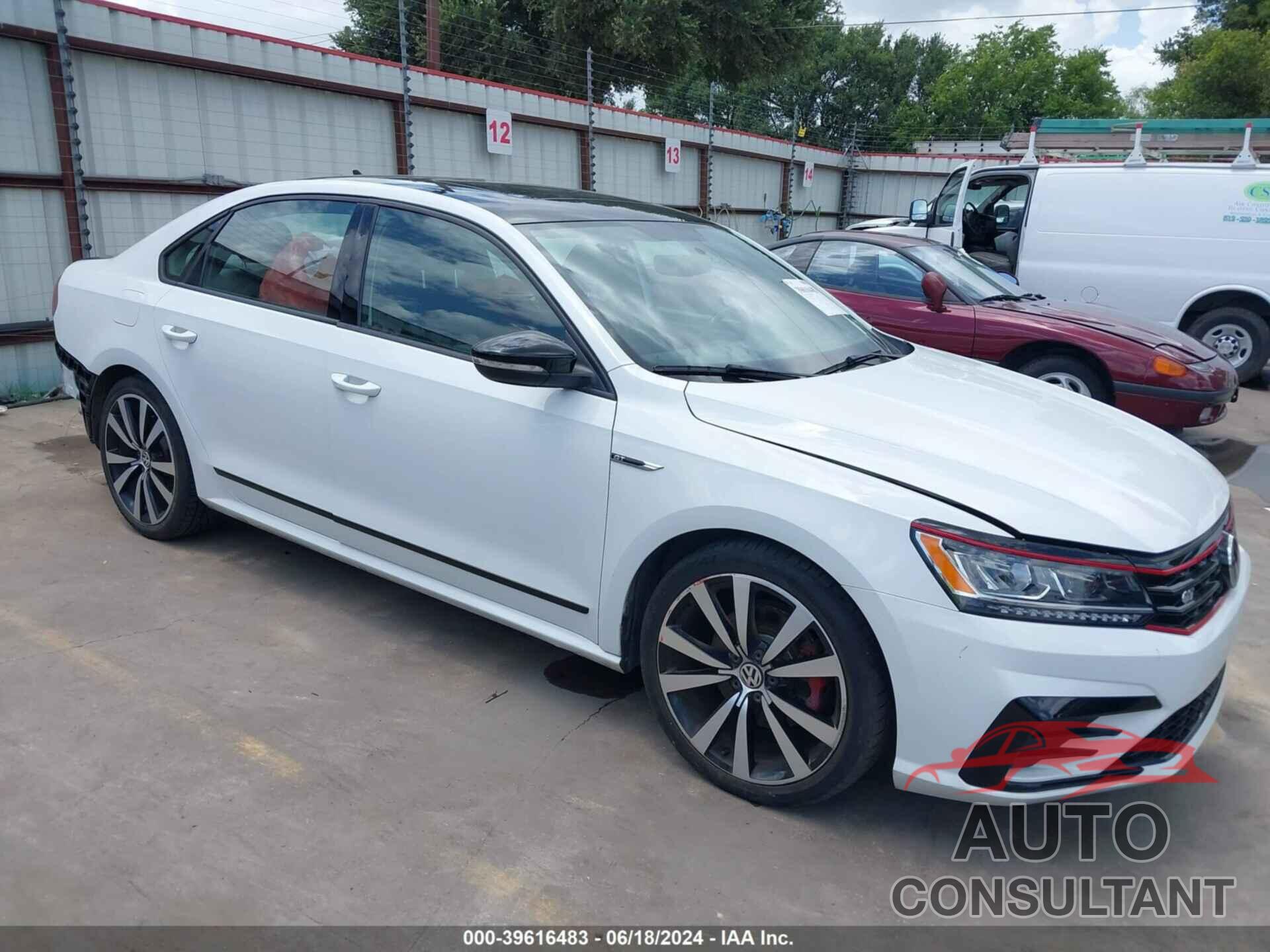 VOLKSWAGEN PASSAT 2018 - 1VWJM7A30JC034883