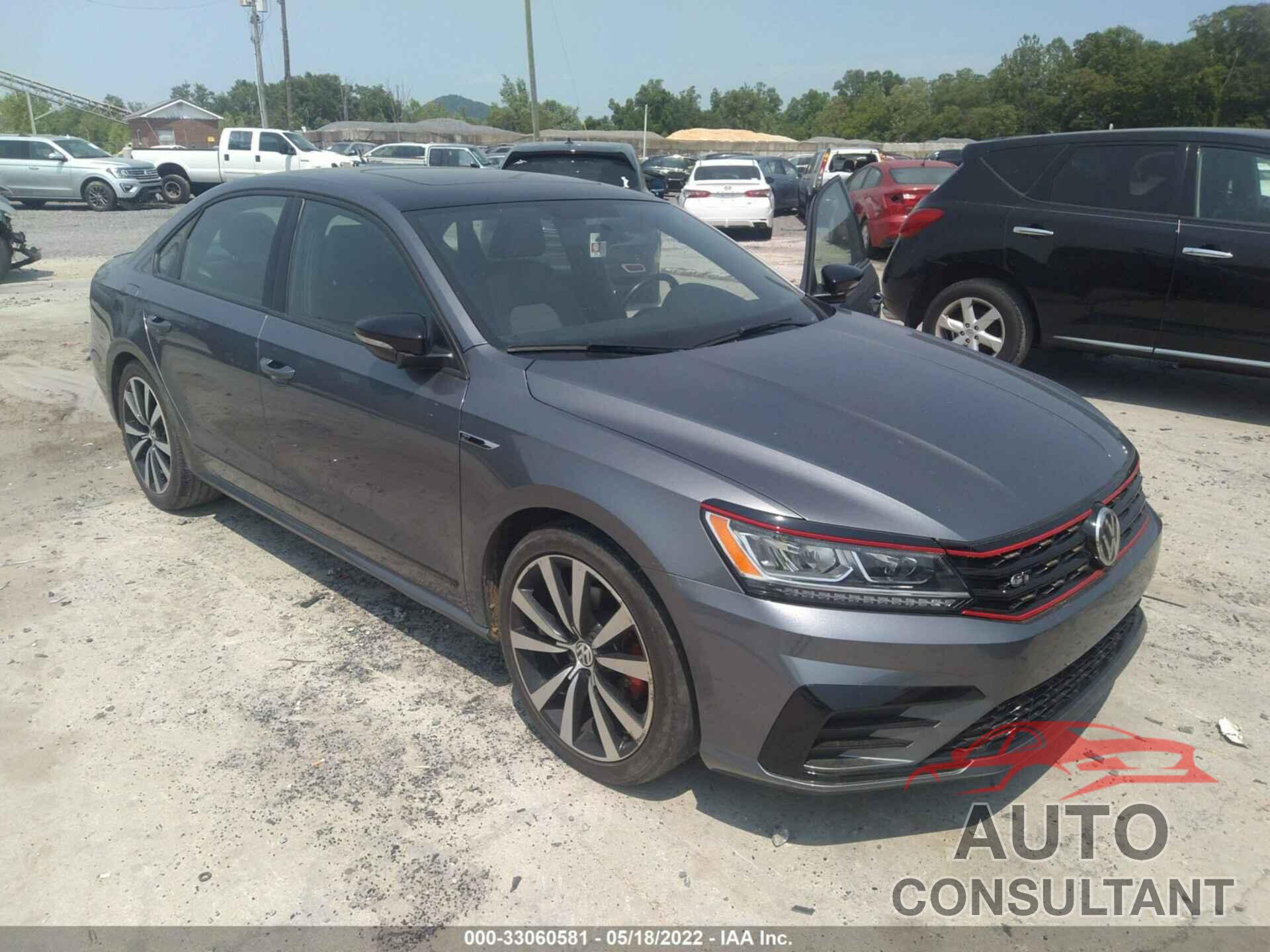 VOLKSWAGEN PASSAT 2018 - 1VWJM7A37JC035528