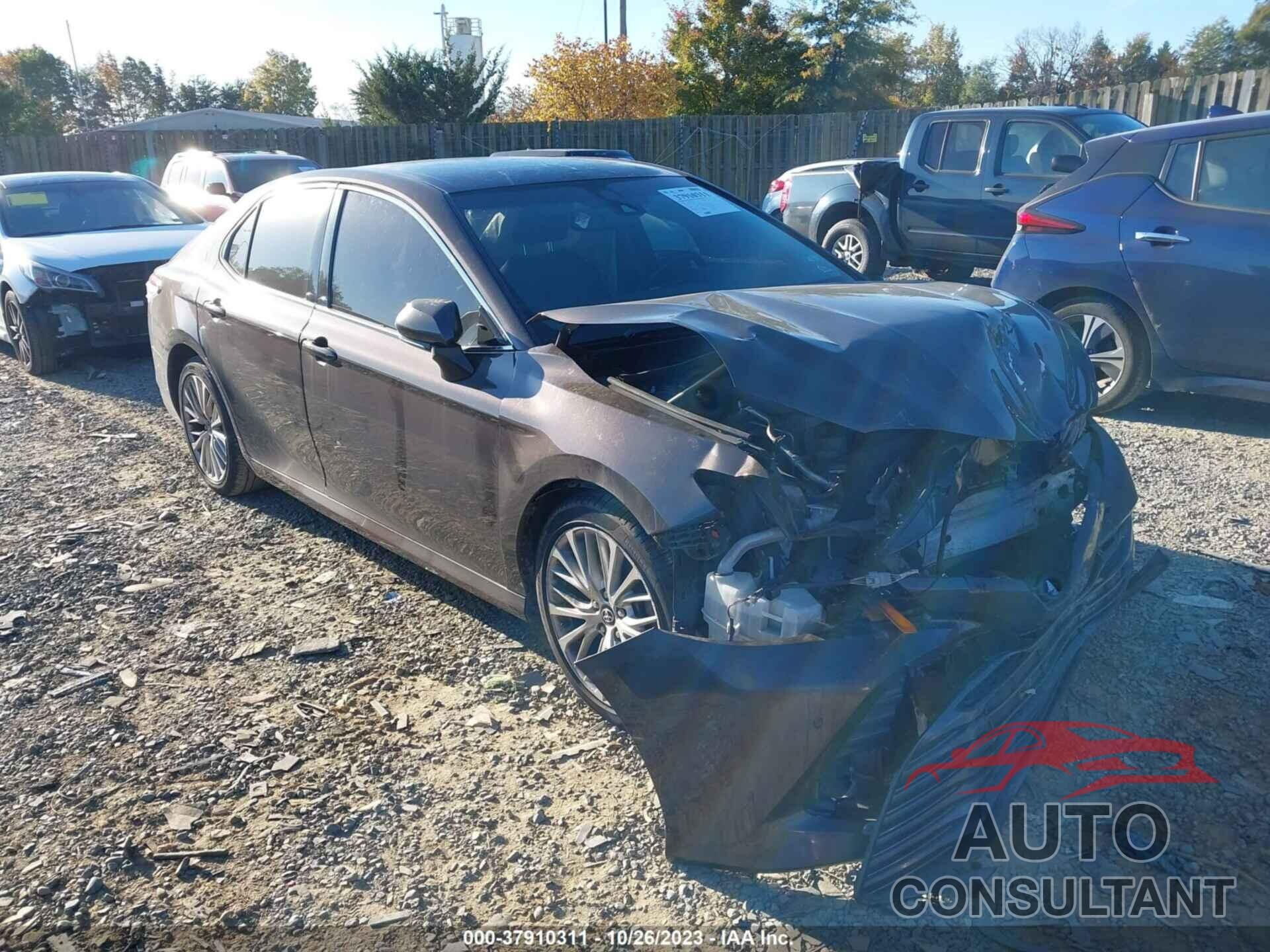 TOYOTA CAMRY 2018 - 4T1B11HK2JU023500