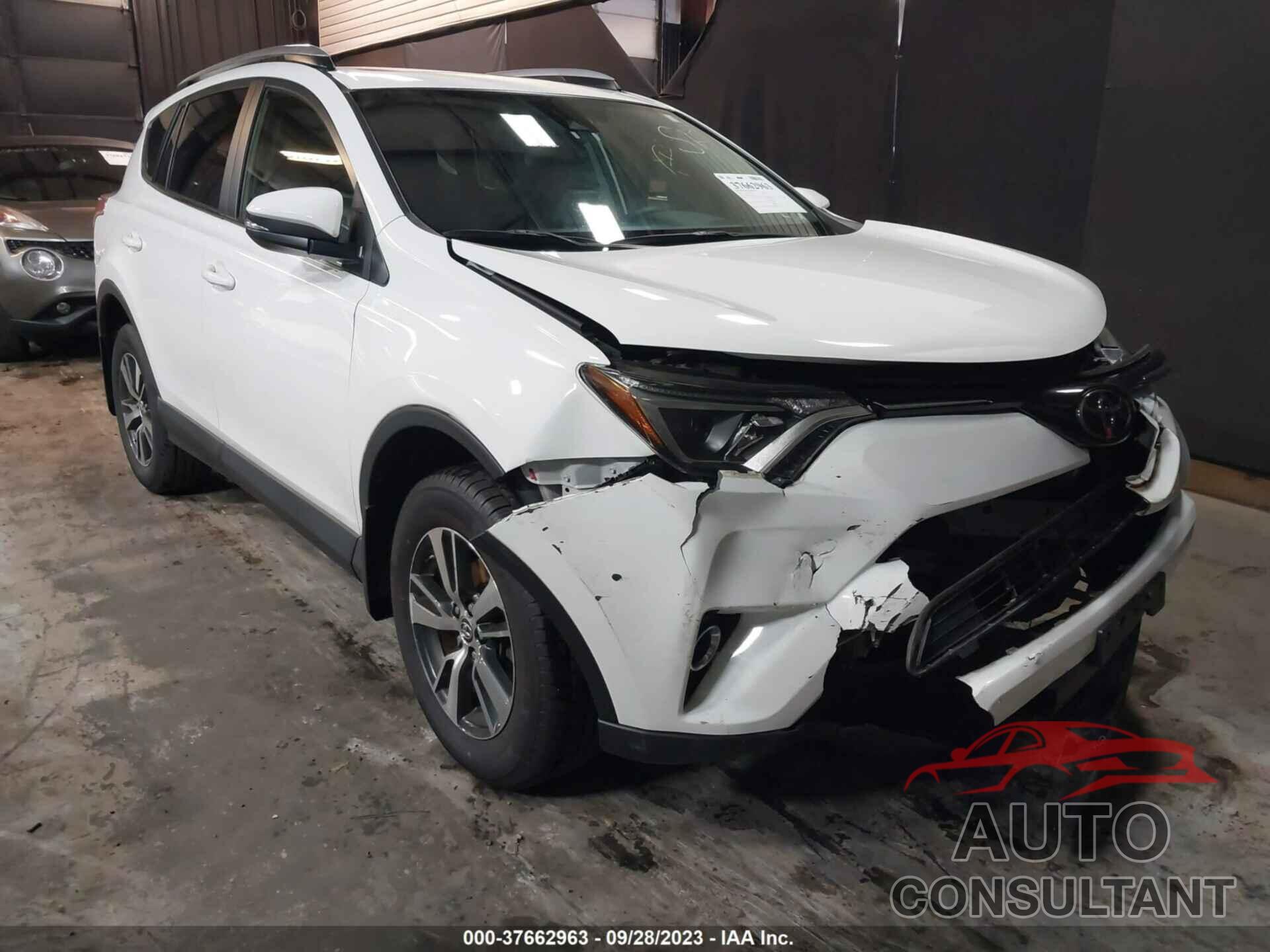 TOYOTA RAV4 2018 - JTMRFREV2JJ740837