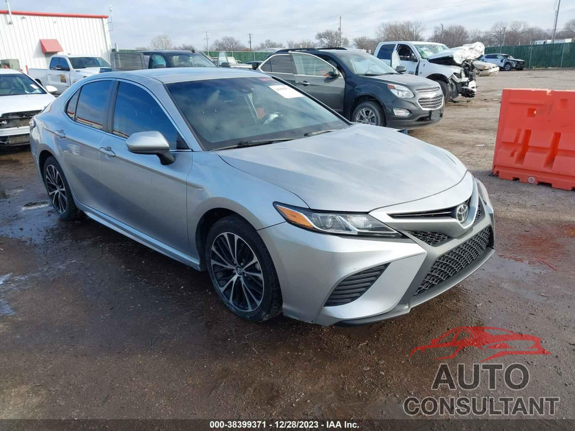 TOYOTA CAMRY 2018 - 4T1B11HK8JU131250