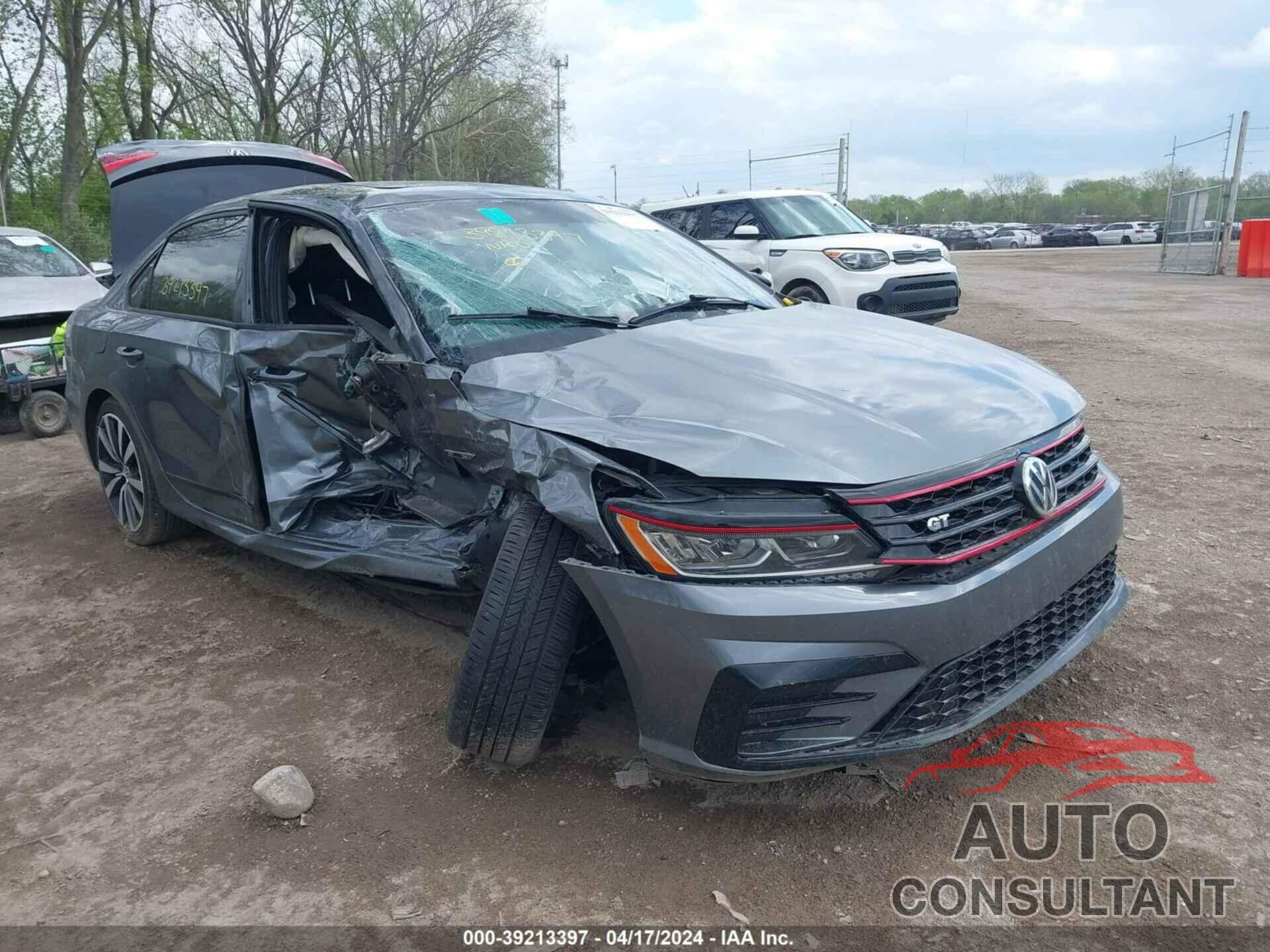 VOLKSWAGEN PASSAT 2018 - 1VWJM7A31JC028137
