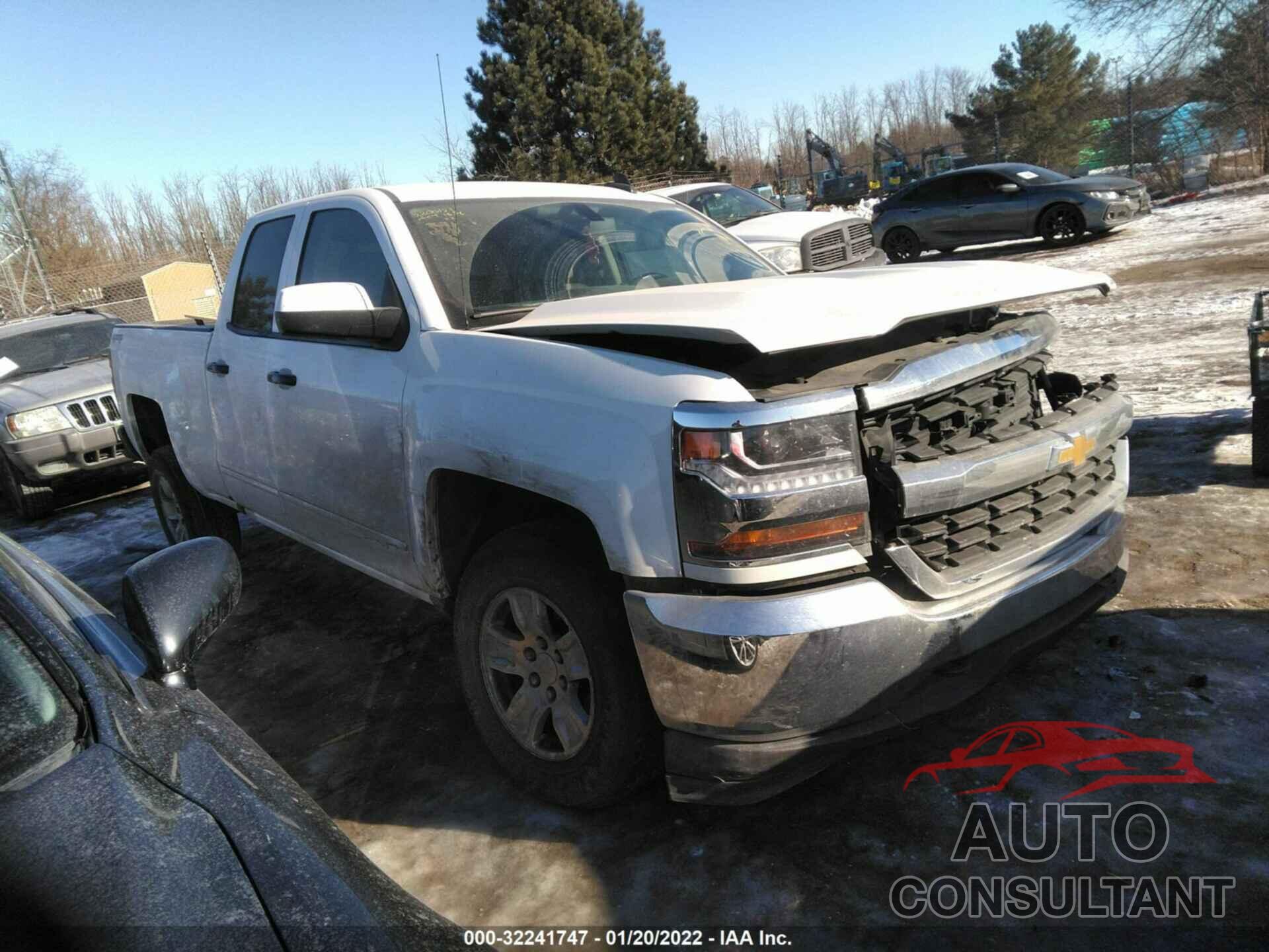 CHEVROLET SILVERADO 1500 2018 - 1GCVKREH5JZ266145