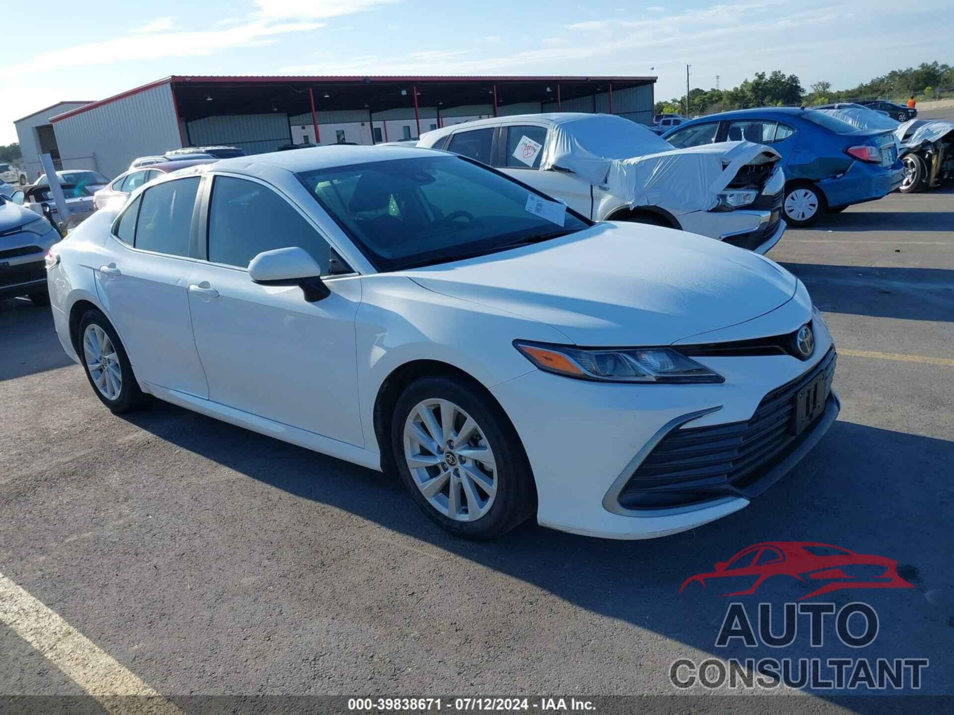 TOYOTA CAMRY 2022 - 4T1C11AK0NU049579