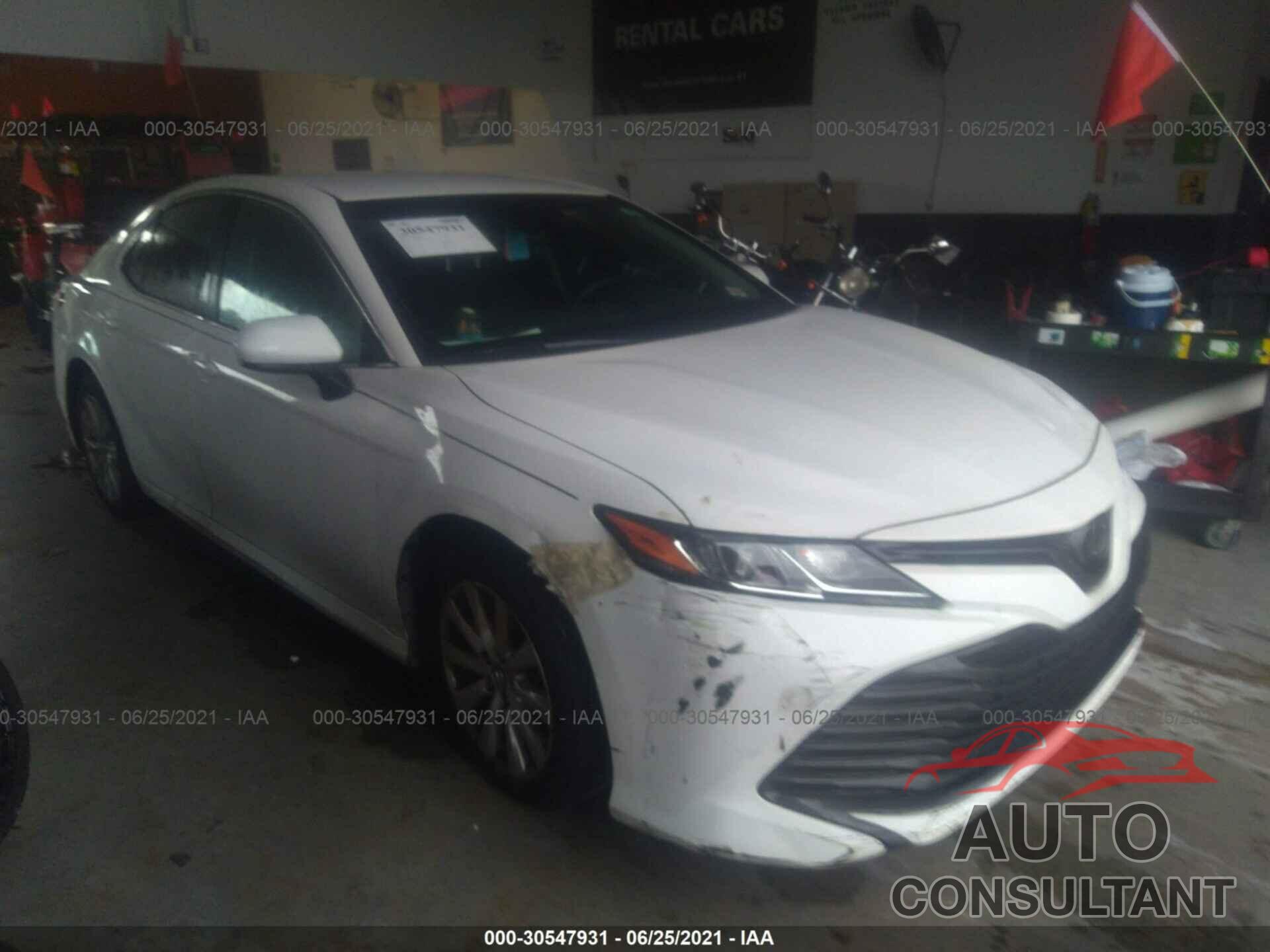 TOYOTA CAMRY 2018 - 4T1B11HK3JU082992