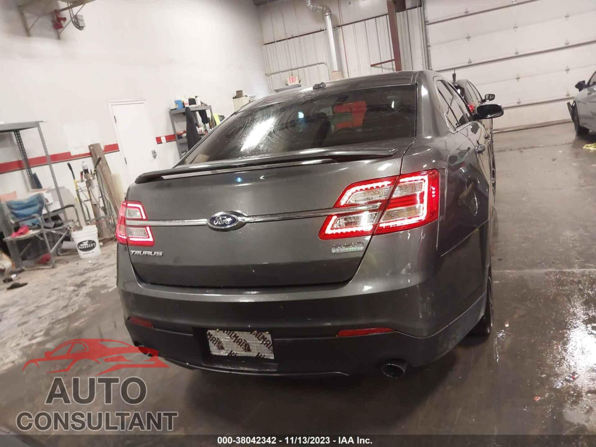 FORD TAURUS 2018 - 1FAHP2KT8JG116921