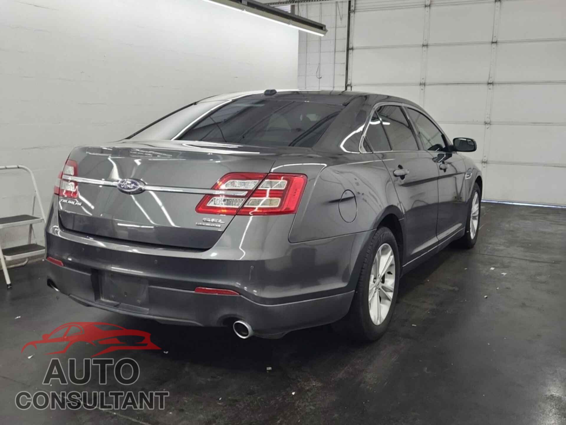 FORD TAURUS 2018 - 1FAHP2E86JG132221