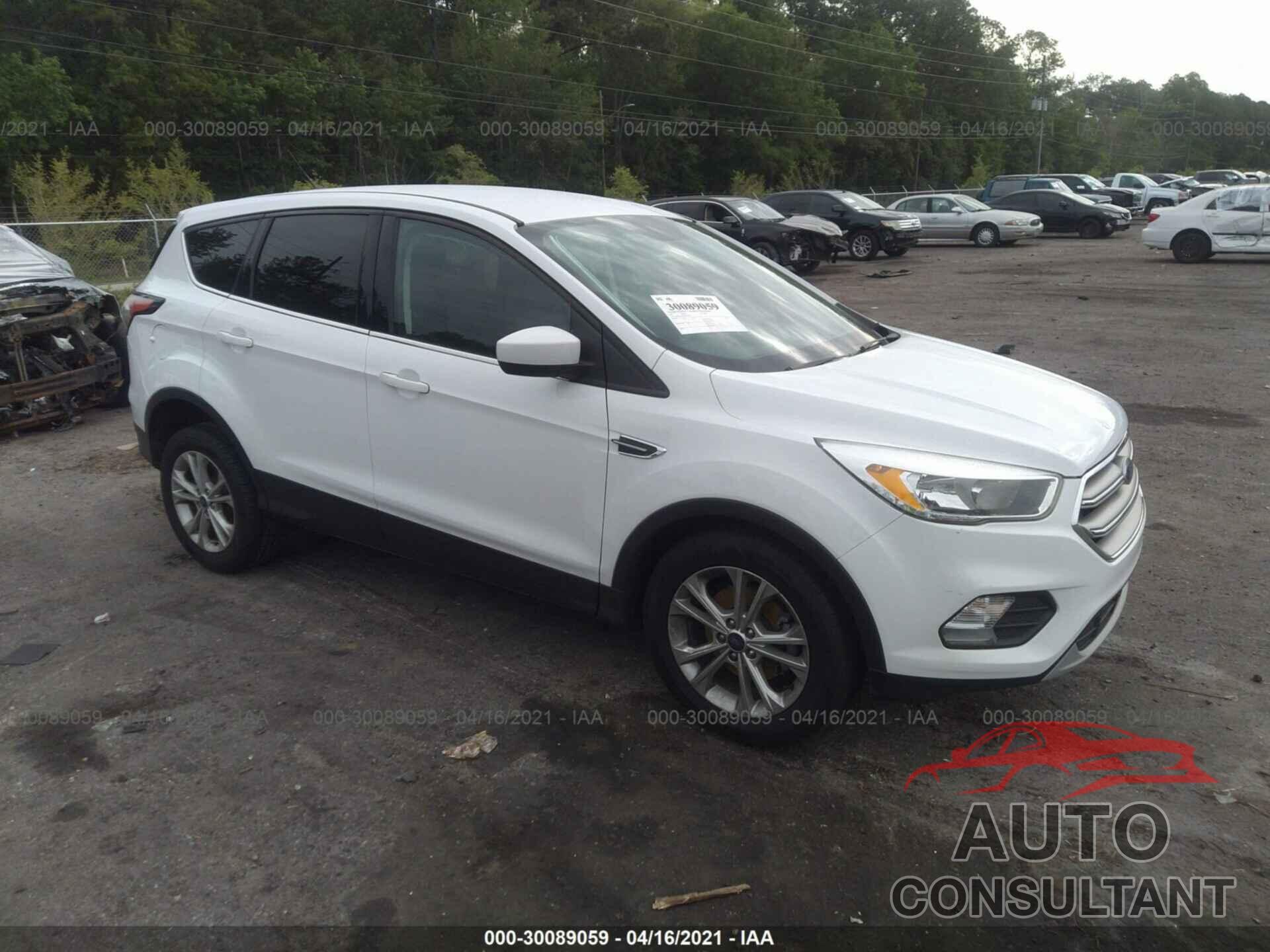 FORD ESCAPE 2017 - 1FMCU0GD5HUC03900