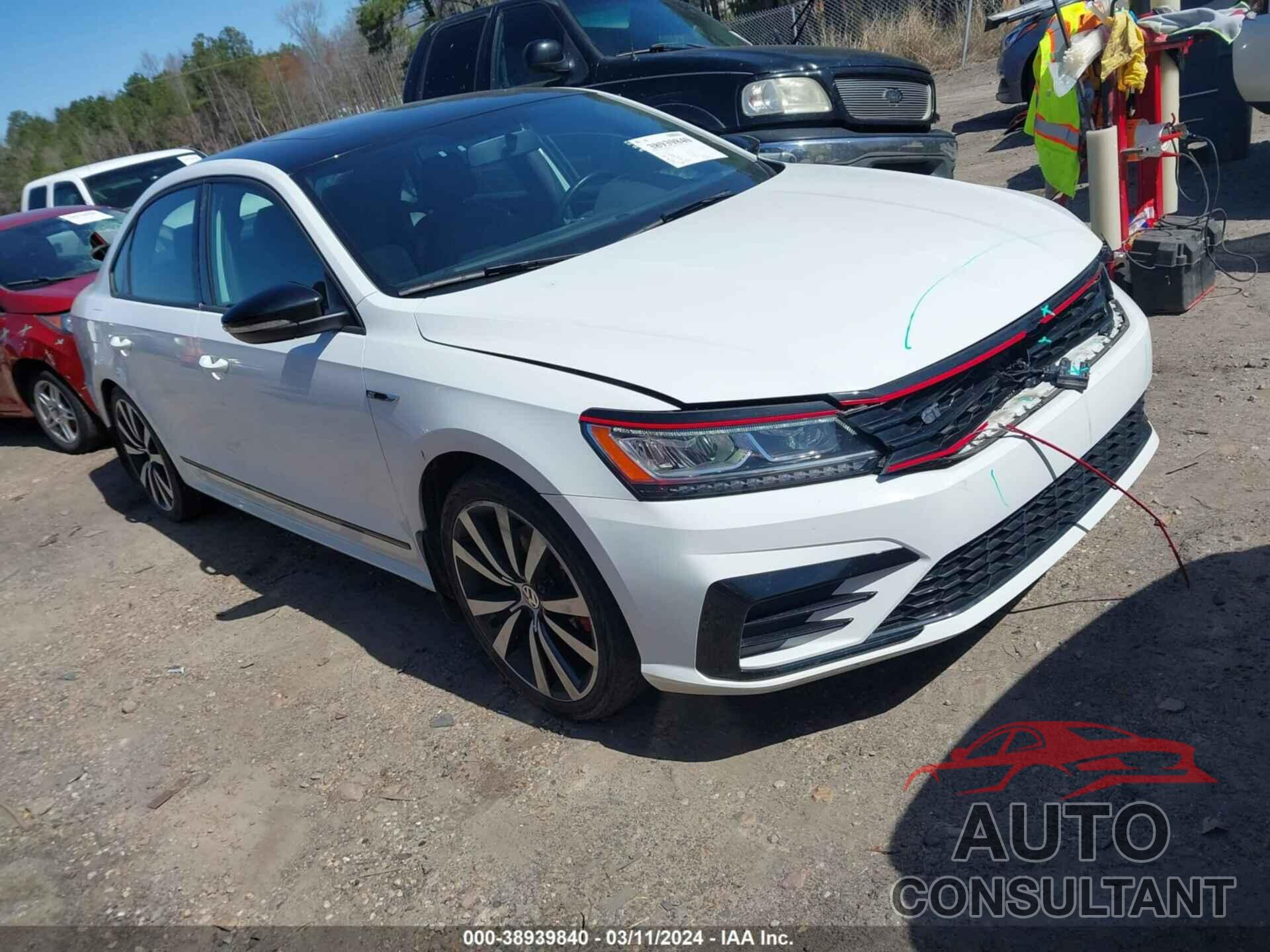 VOLKSWAGEN PASSAT 2018 - 1VWJM7A33JC035395