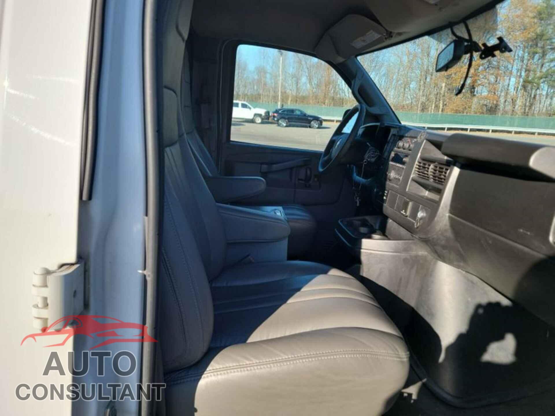 CHEVROLET EXPRESS G2500 2017 - 1GCWGAFF8H1299797