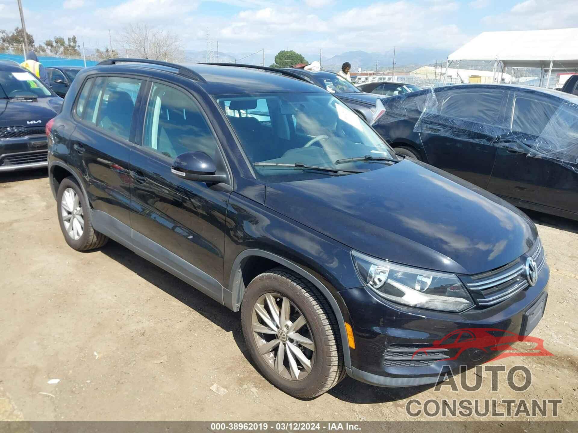 VOLKSWAGEN TIGUAN LIMITED 2018 - WVGAV7AX7JK003439