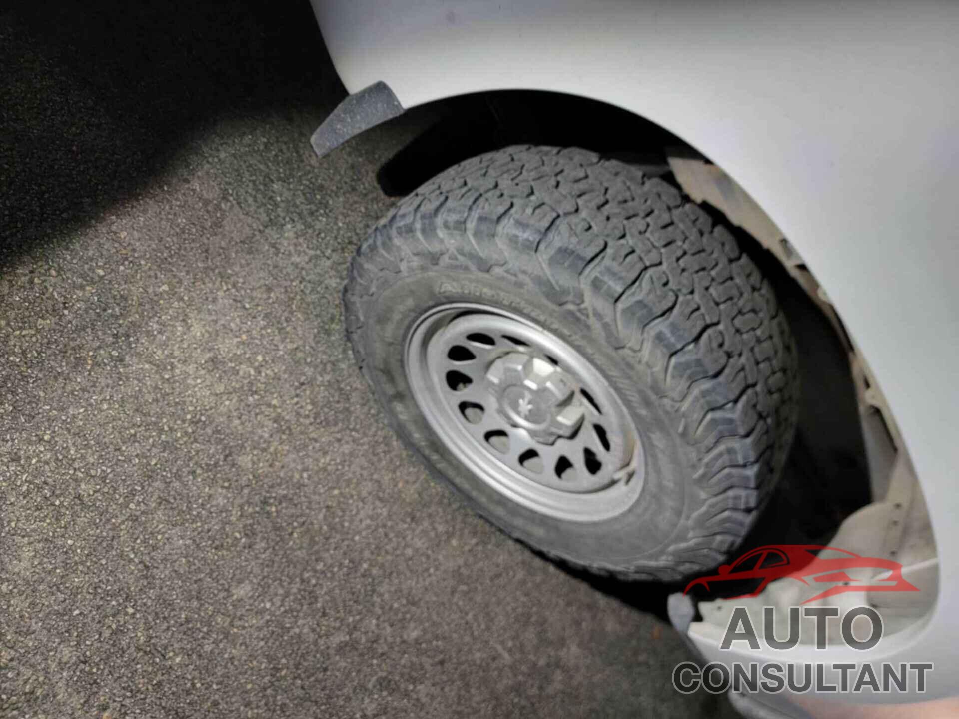 CHEVROLET SILVERADO 1500 2020 - 1GCRYAEFXLZ210303