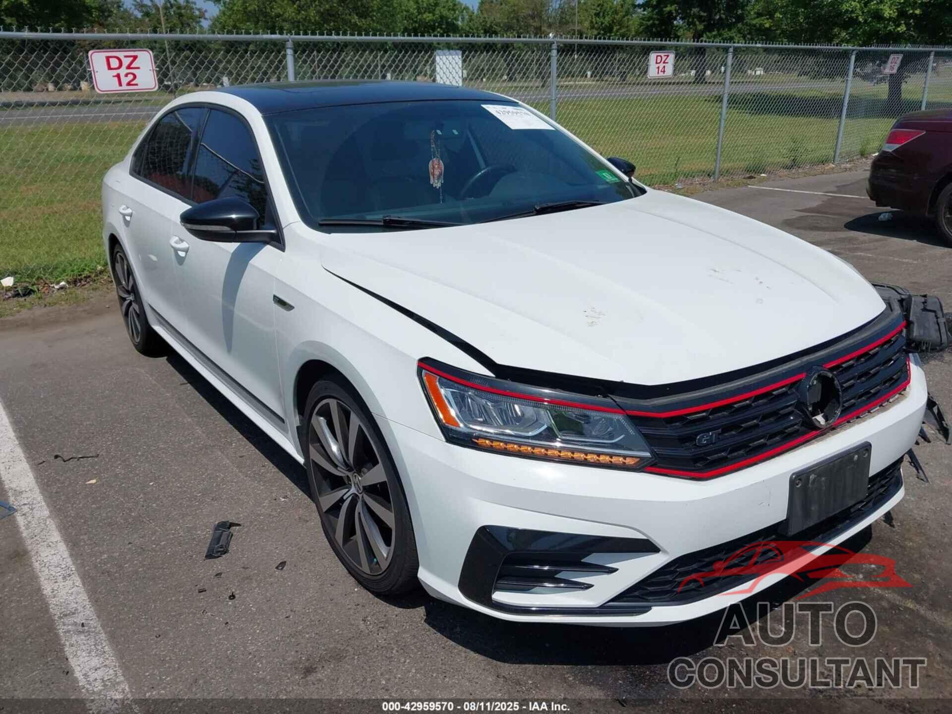 VOLKSWAGEN PASSAT 2018 - 1VWJM7A36JC027341