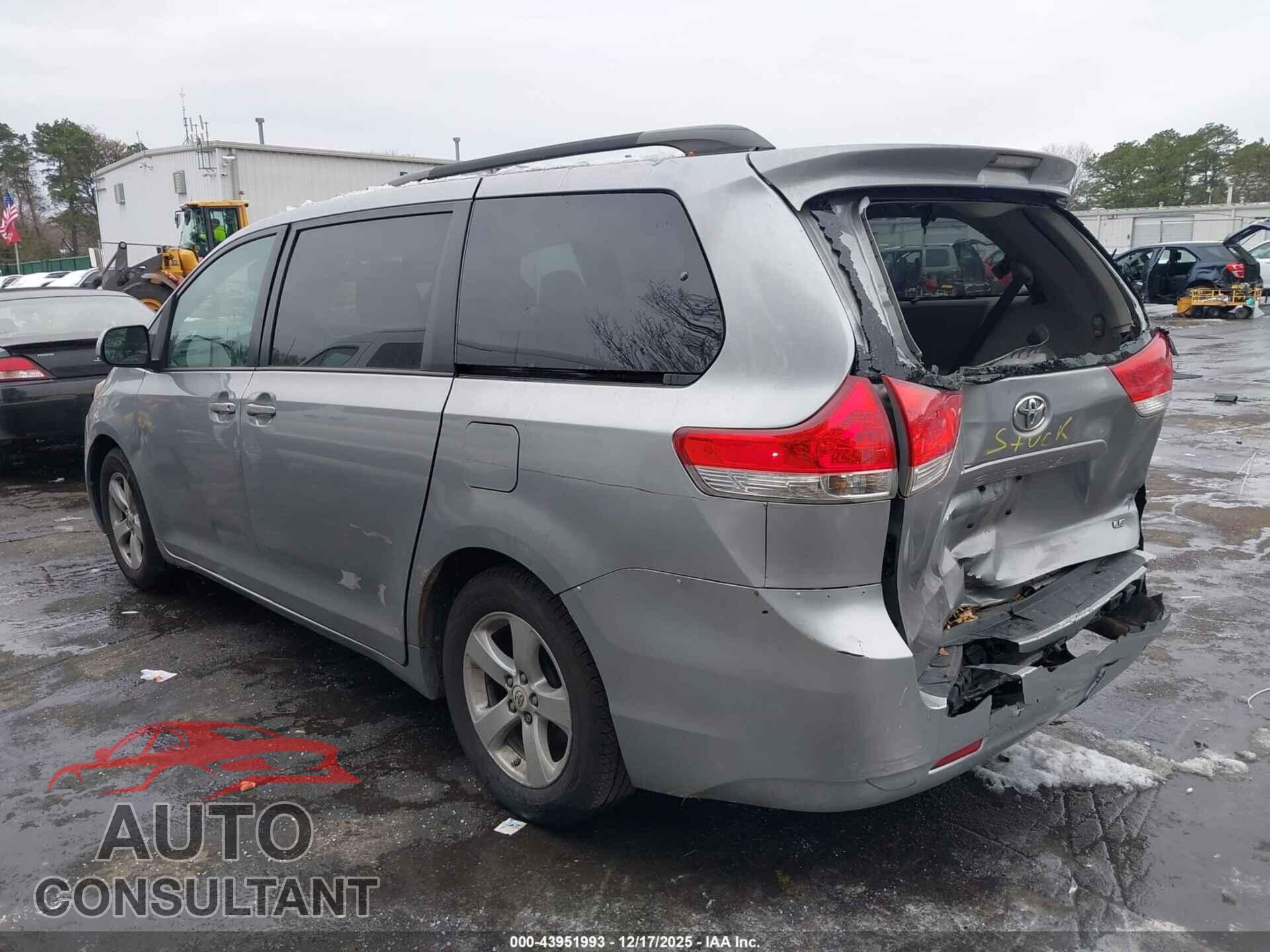 TOYOTA SIENNA 2011 - 5TDKK3DC5BS024738