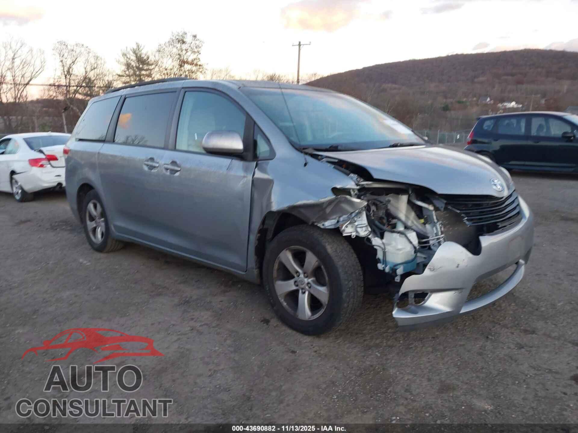 TOYOTA SIENNA 2011 - 5TDKK3DC5BS045721