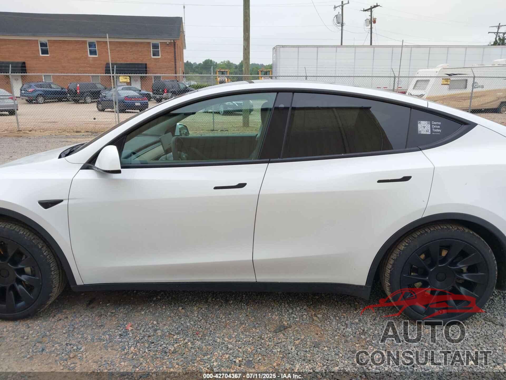 TESLA MODEL Y 2021 - 5YJYGDEE4MF084857
