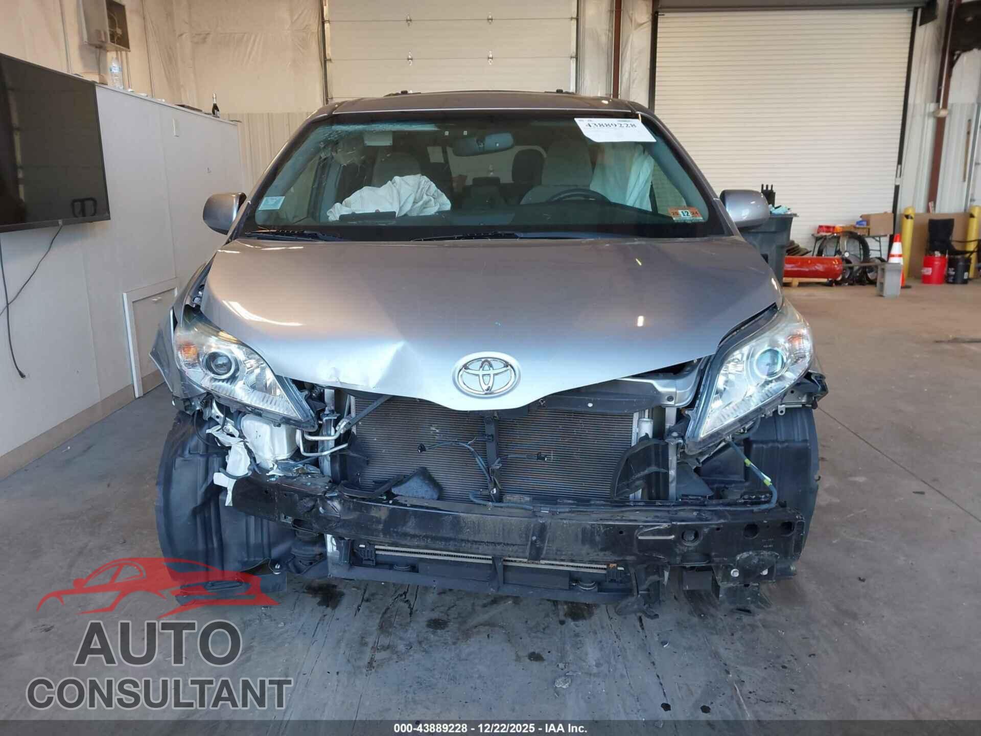 TOYOTA SIENNA 2017 - 5TDKZ3DC0HS856427